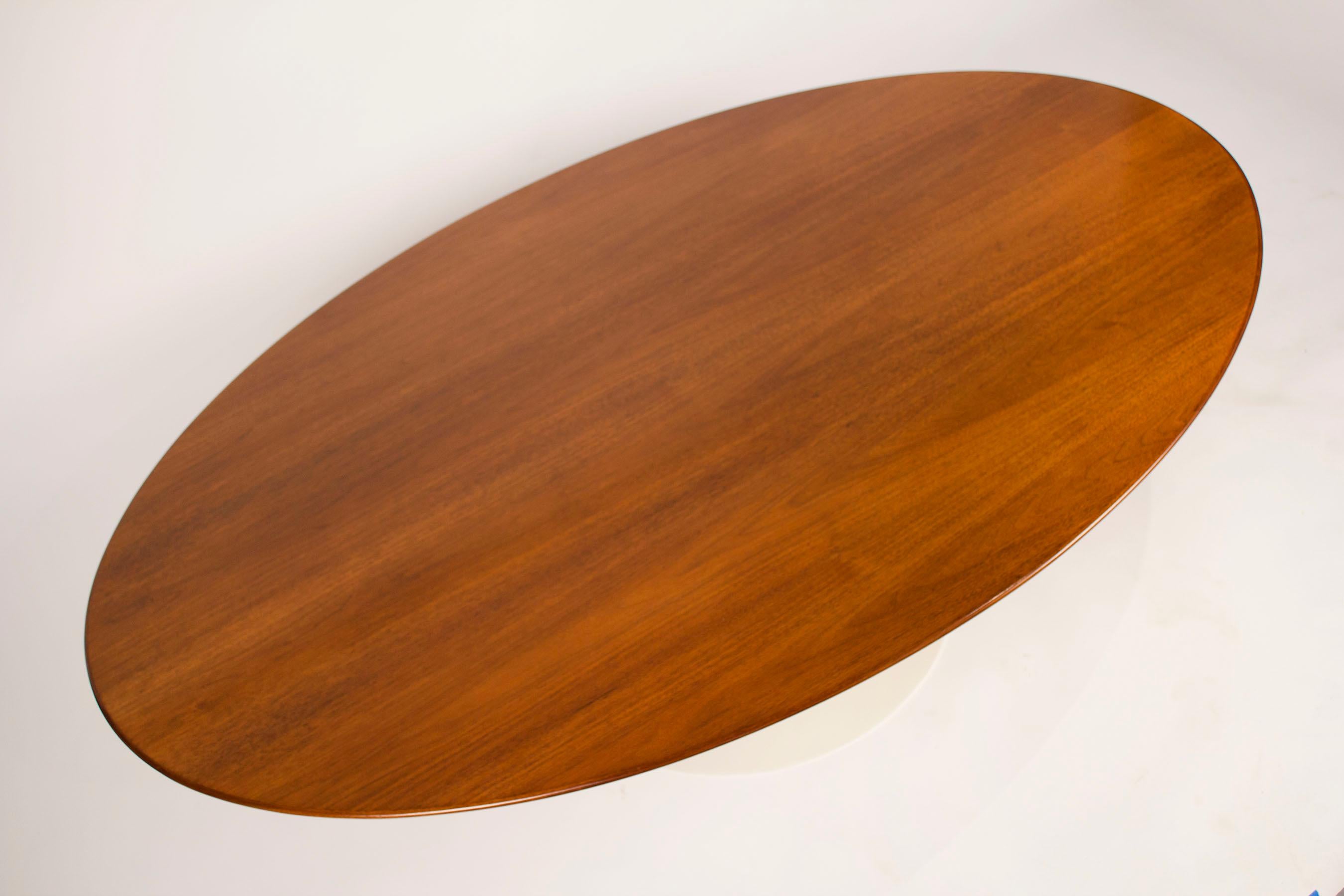 saarinen oval coffee table