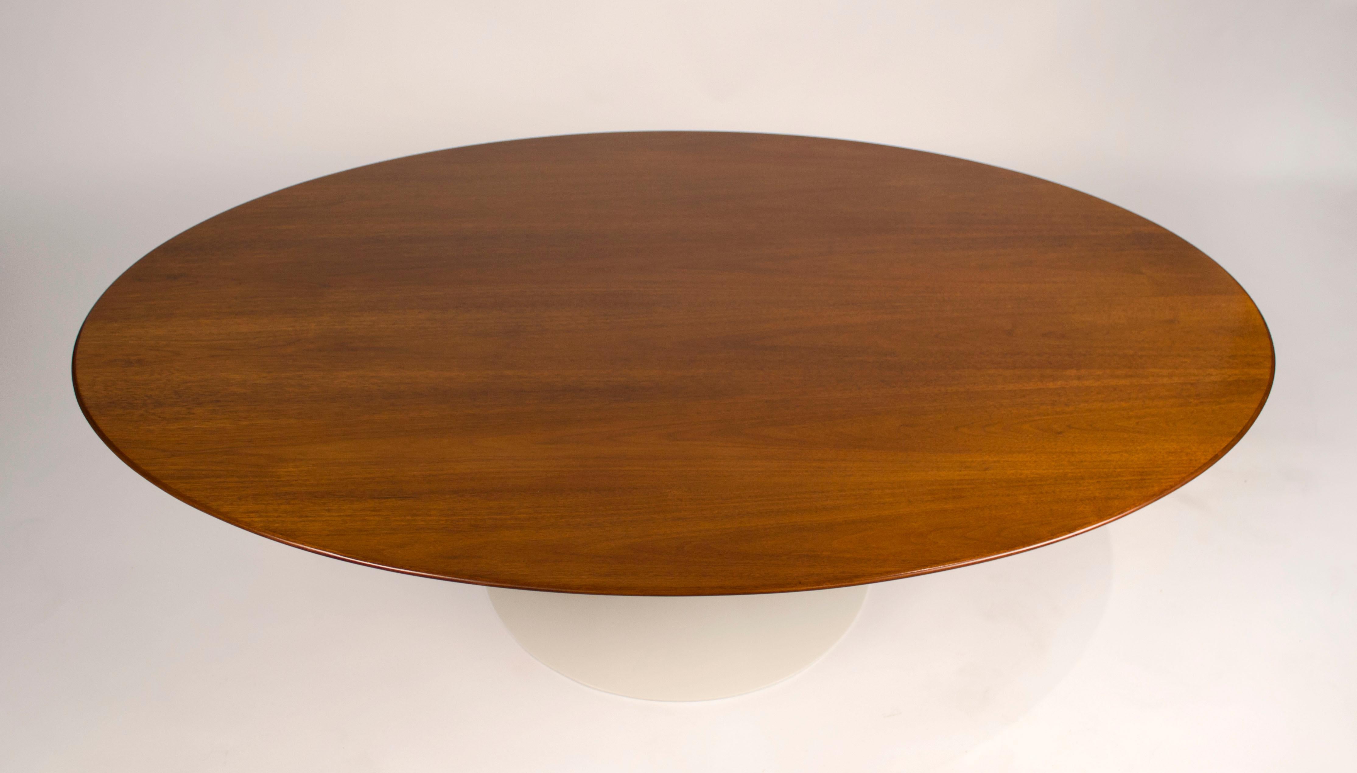 Mid-Century Modern Table basse ovale en noyer des années 1960 d'Eero Saarinen pour Knoll