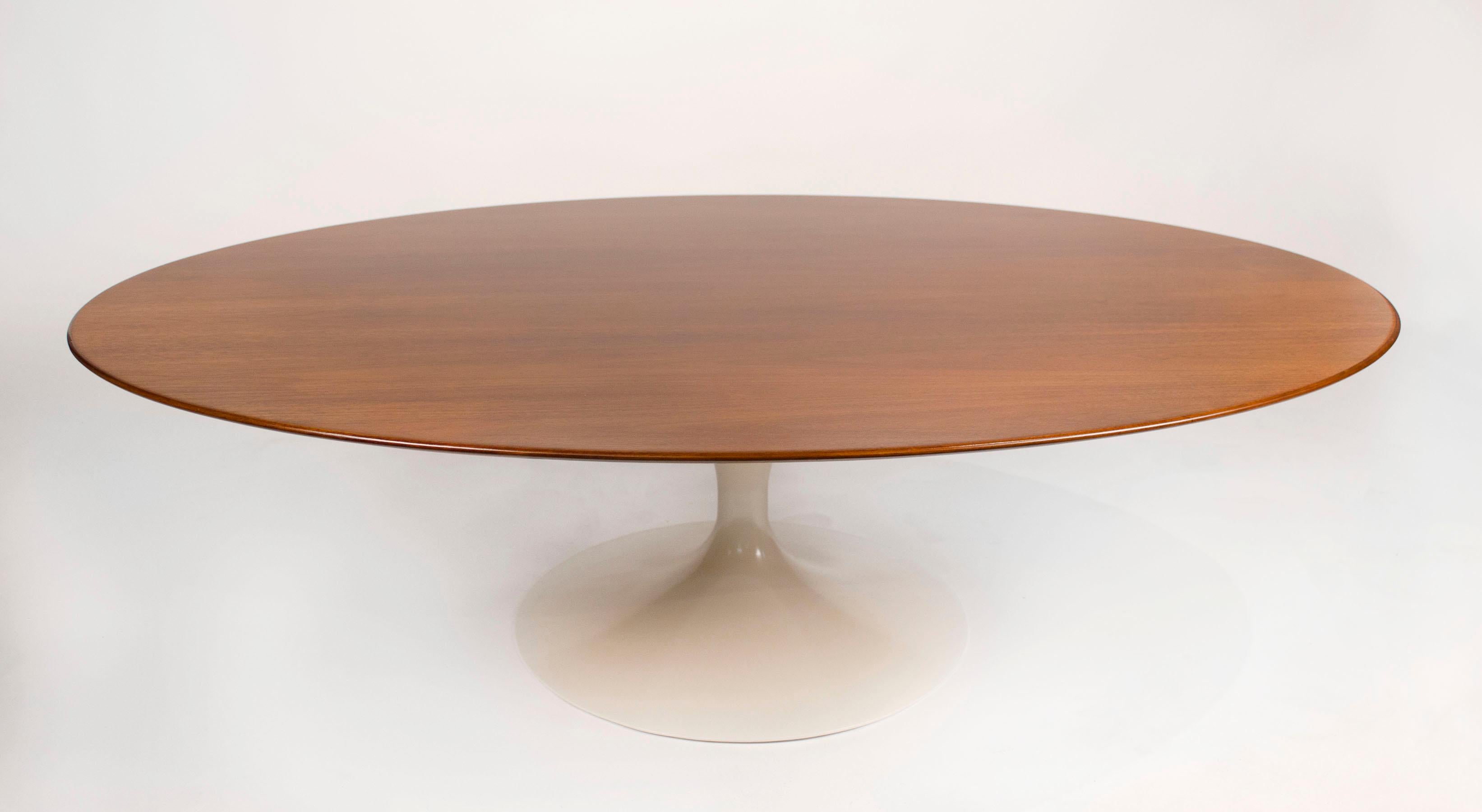 Américain Table basse ovale en noyer des années 1960 d'Eero Saarinen pour Knoll