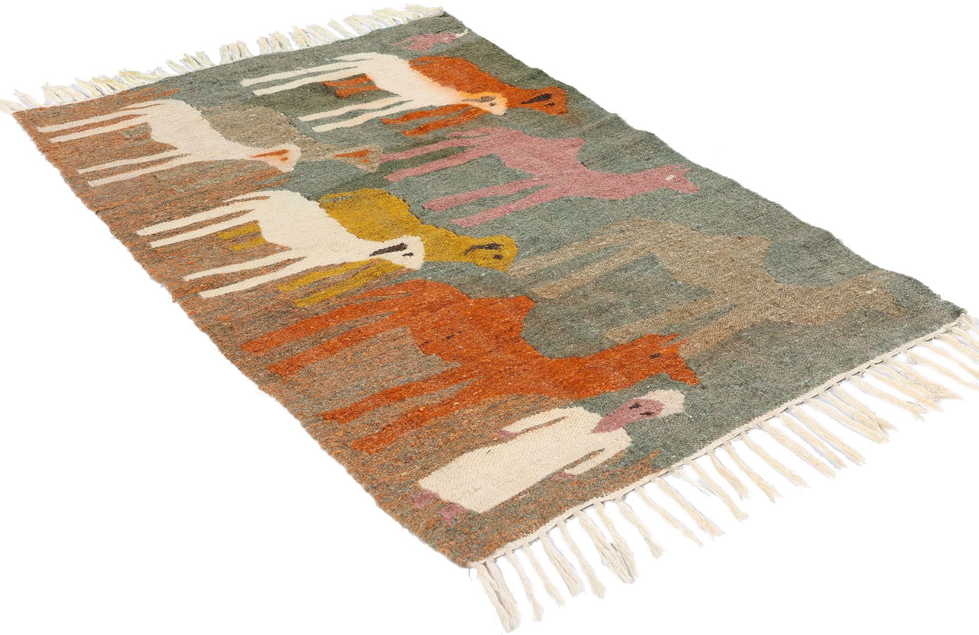 79103 Ägyptischer Vintage-Kilim-Wandteppich, 02'02 x 03'04. Dieser exquisite handgewebte ägyptische Bildteppich aus Wolle ist eine eindrucksvolle Darstellung des traditionellen Lebens und pastoraler Szenen, die von kultureller Tiefe und