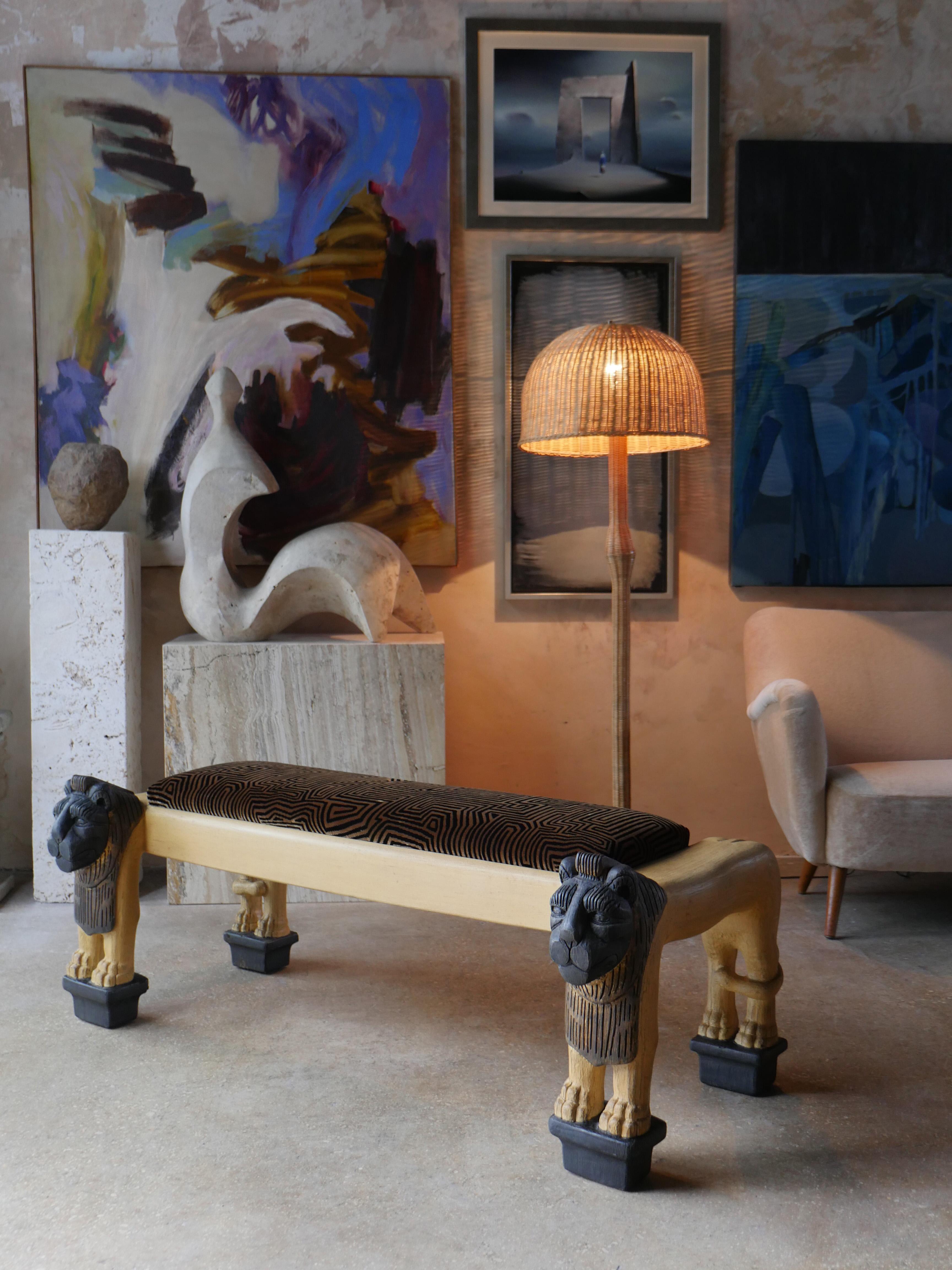 Un audaz guiño al diseño antiguo, este banco del Renacimiento Egipcio de la década de 1960 llama la atención con su cabeza de león tallada a mano y los detalles de sus patas. Escultural y regia, la pieza descansa sobre elevados pies negros de plinto