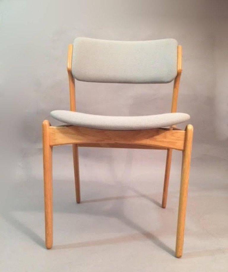 Acht vollständig restaurierte, anpassbare Erik Buch, 1960er Jahre  Oak Esszimmerstühle (Holzarbeit) im Angebot