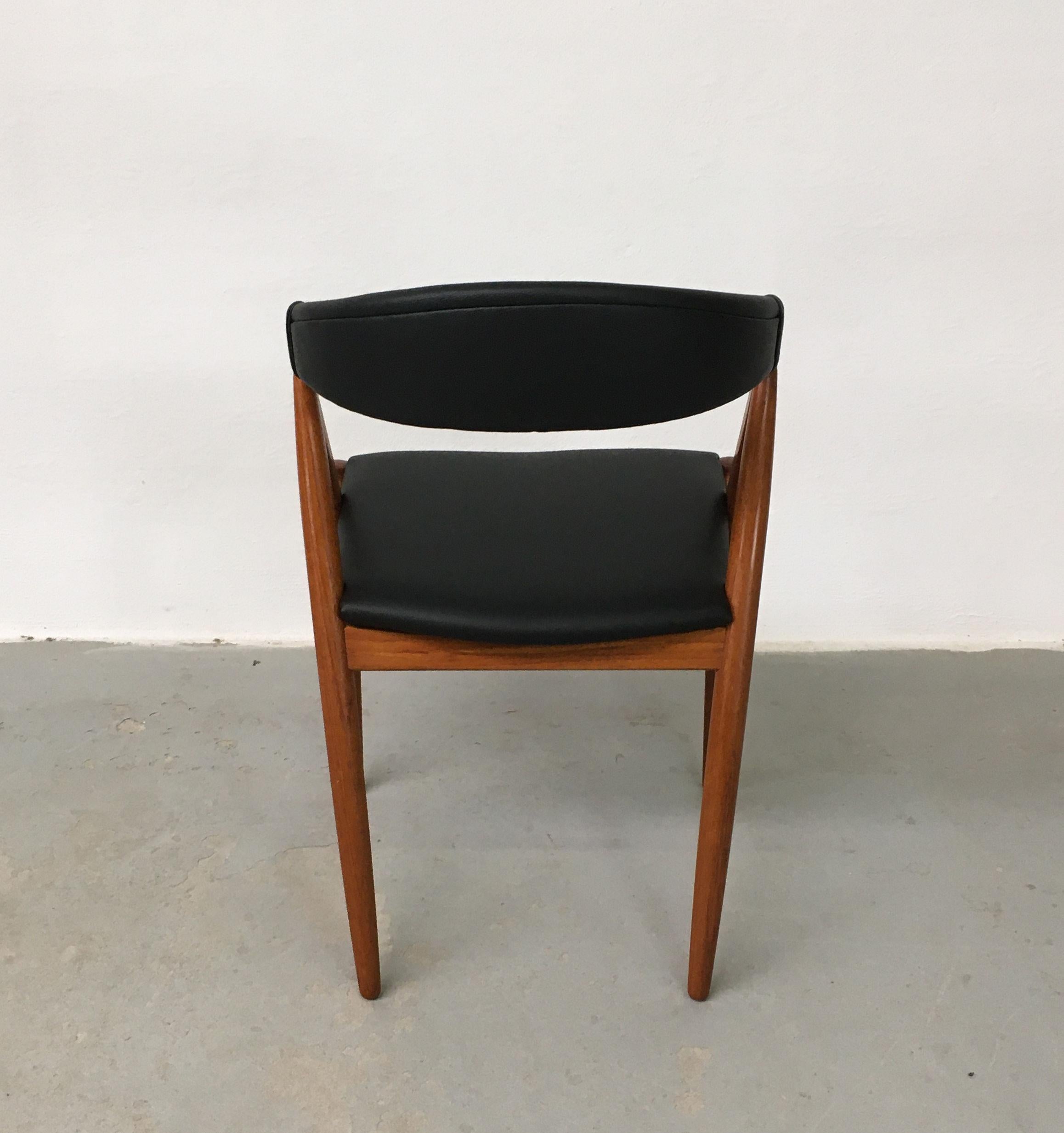 Milieu du XXe siècle Huit chaises de salle à manger Kai Kristiansen restaurées, retapissées sur mesure, incluses en vente