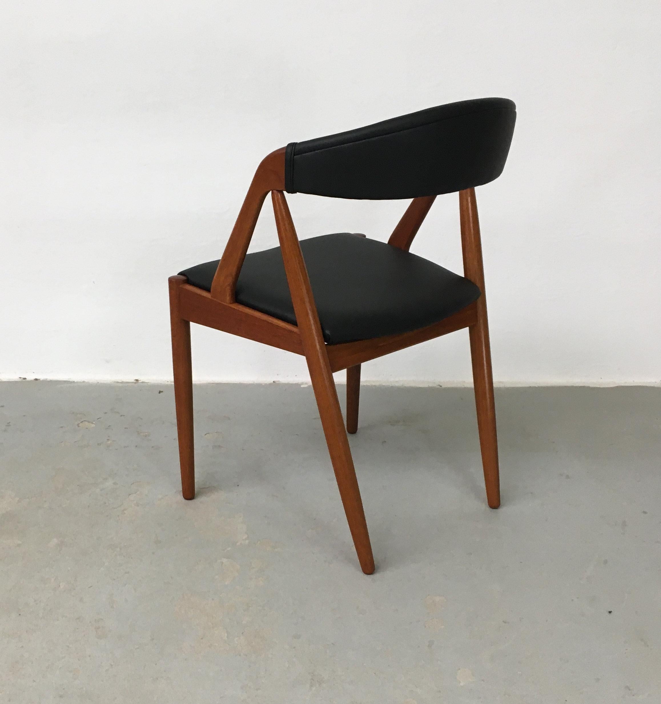 Teck Huit chaises de salle à manger Kai Kristiansen restaurées, retapissées sur mesure, incluses en vente