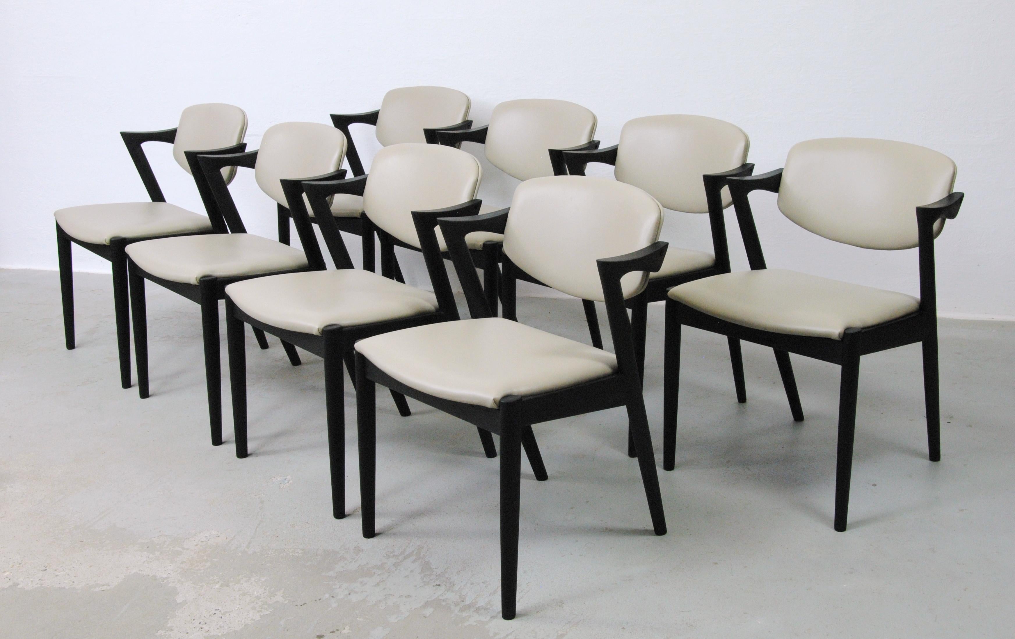 Acht restaurierte, ebonisierte Kai Kristiansen-Esszimmerstühle, maßgefertigte Polsterung (Skandinavische Moderne) im Angebot