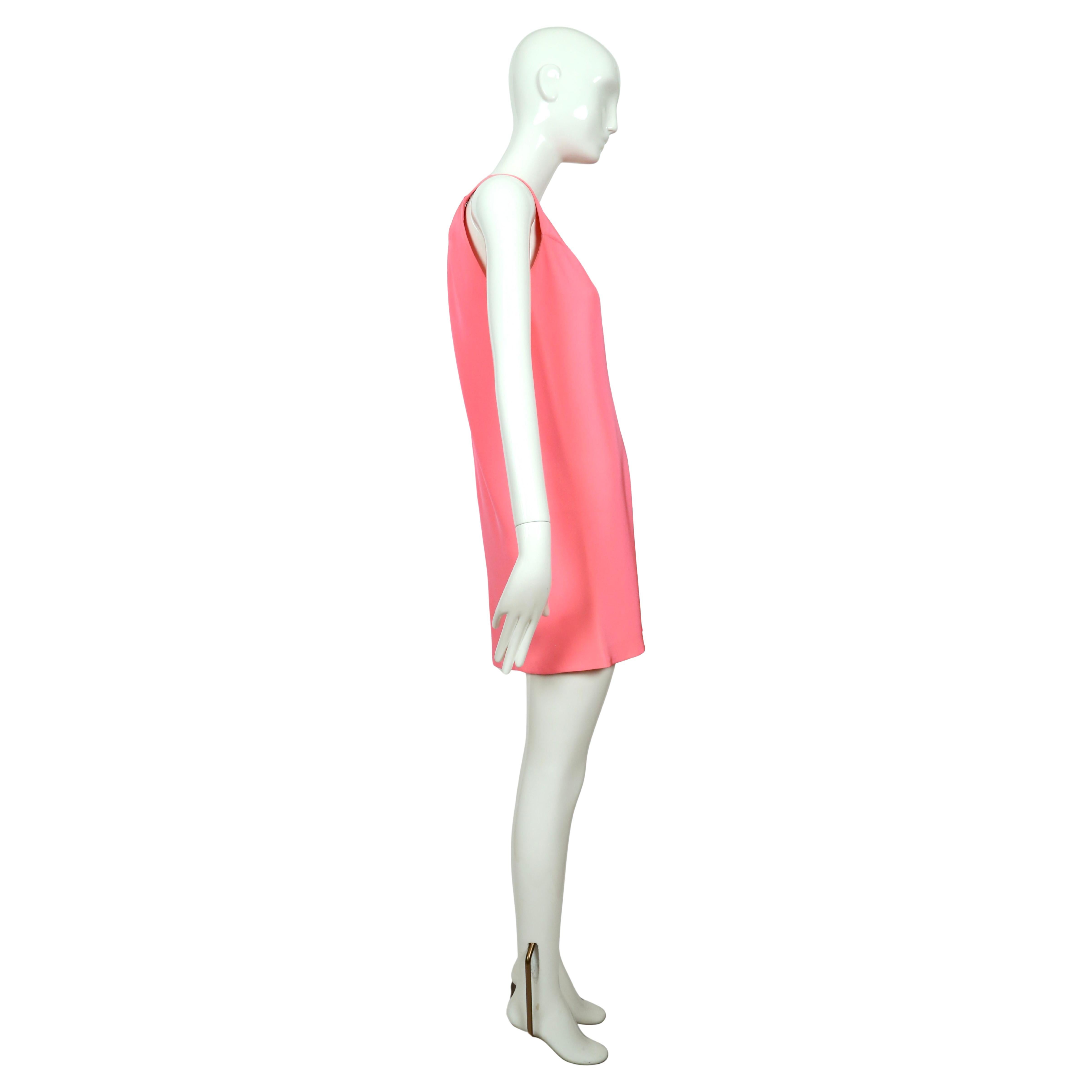 Vestido de seda rosa vibrante de alta costura de los años 60 de EISA BALENCIAGA Rosa en venta