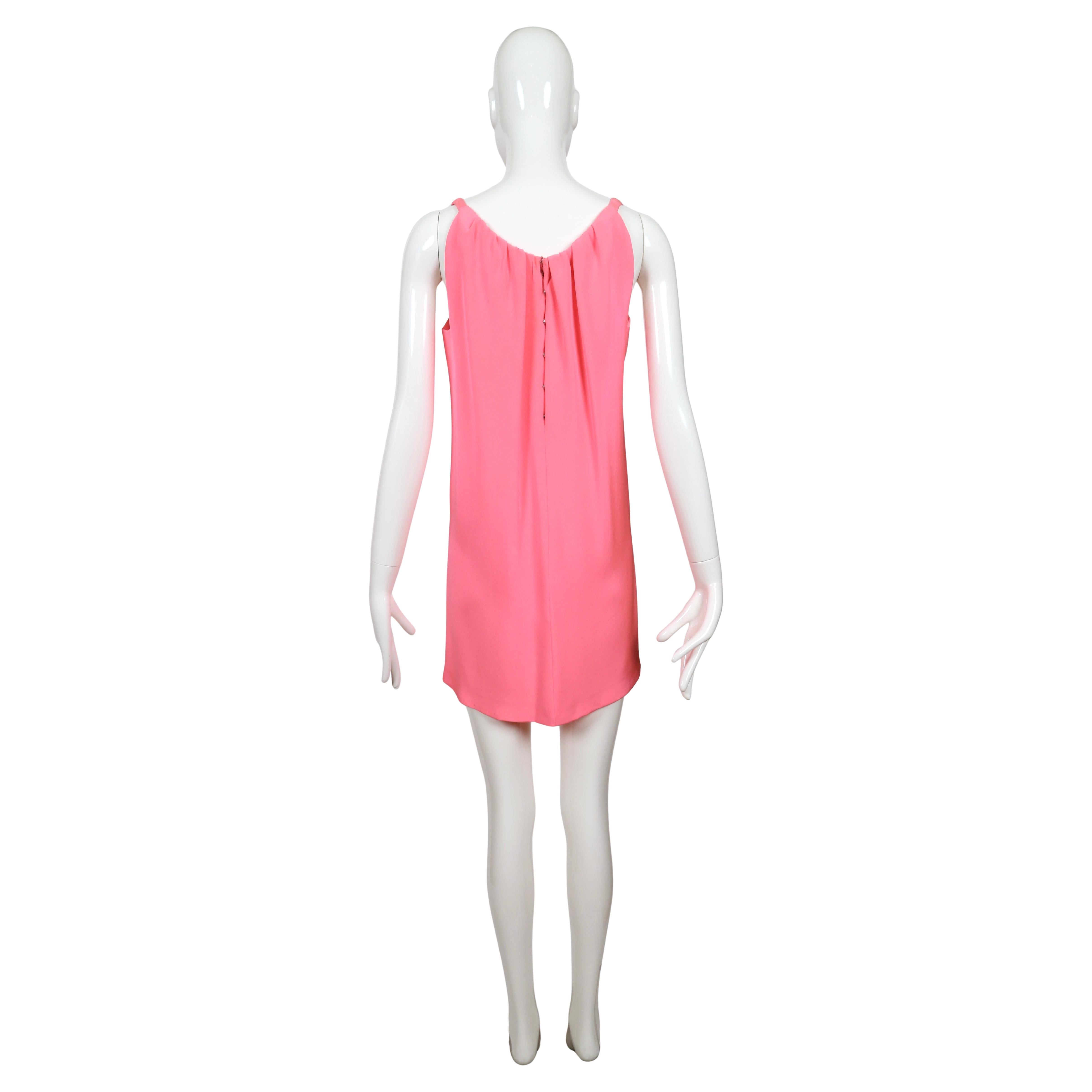Vestido de seda rosa vibrante de alta costura de los años 60 de EISA BALENCIAGA en venta 1