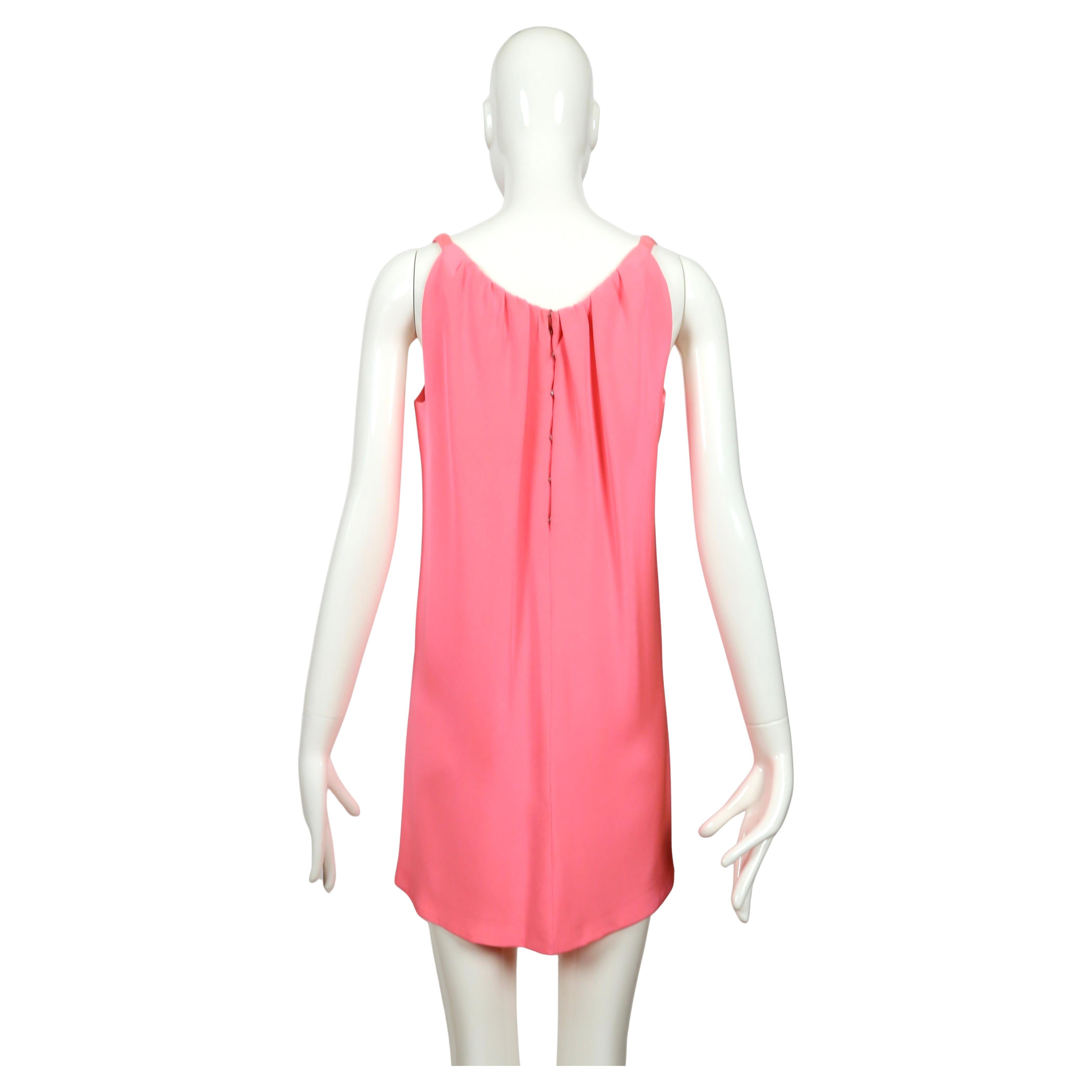 Vestido de seda rosa vibrante de alta costura de los años 60 de EISA BALENCIAGA en venta 2