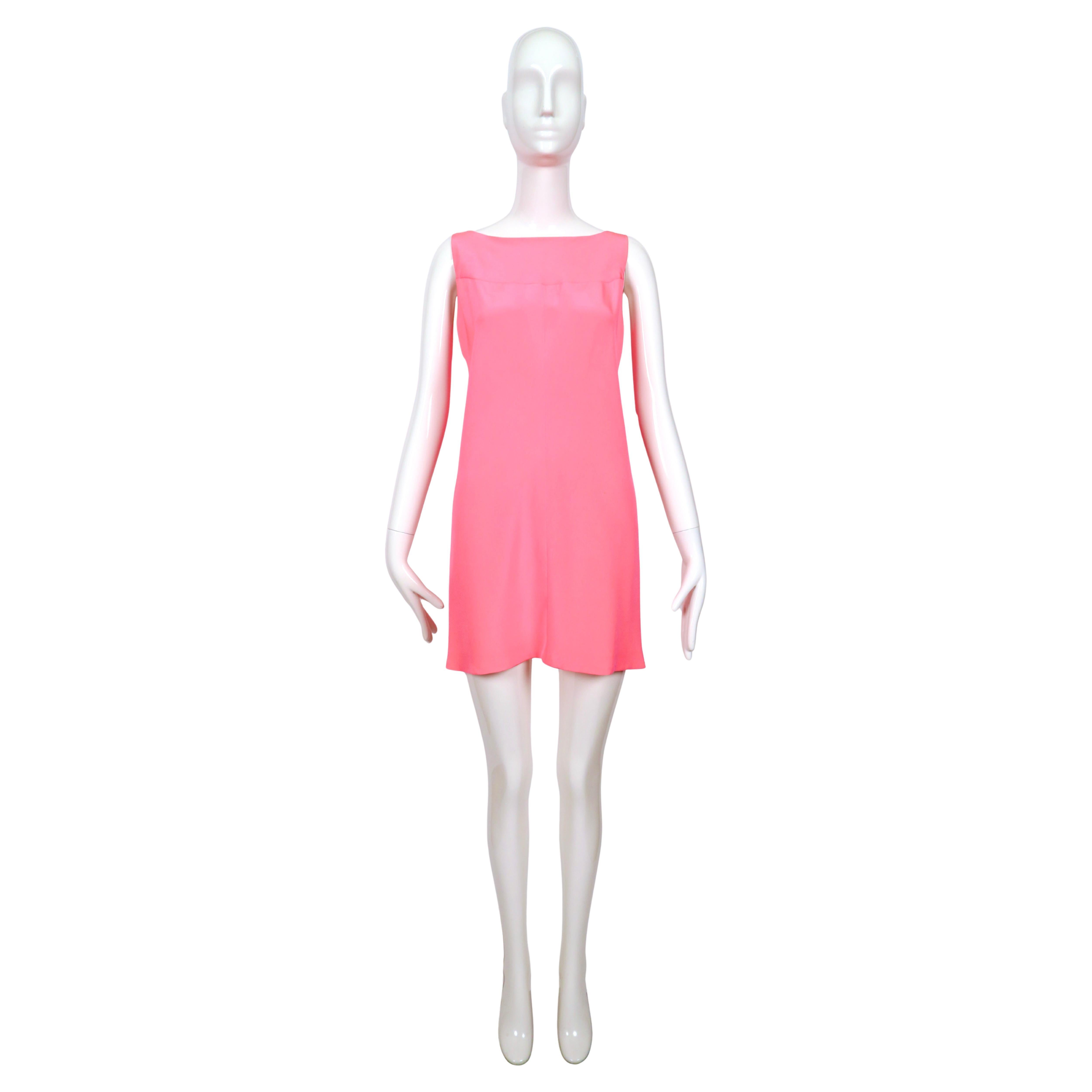 Vestido de seda rosa vibrante de alta costura de los años 60 de EISA BALENCIAGA en venta