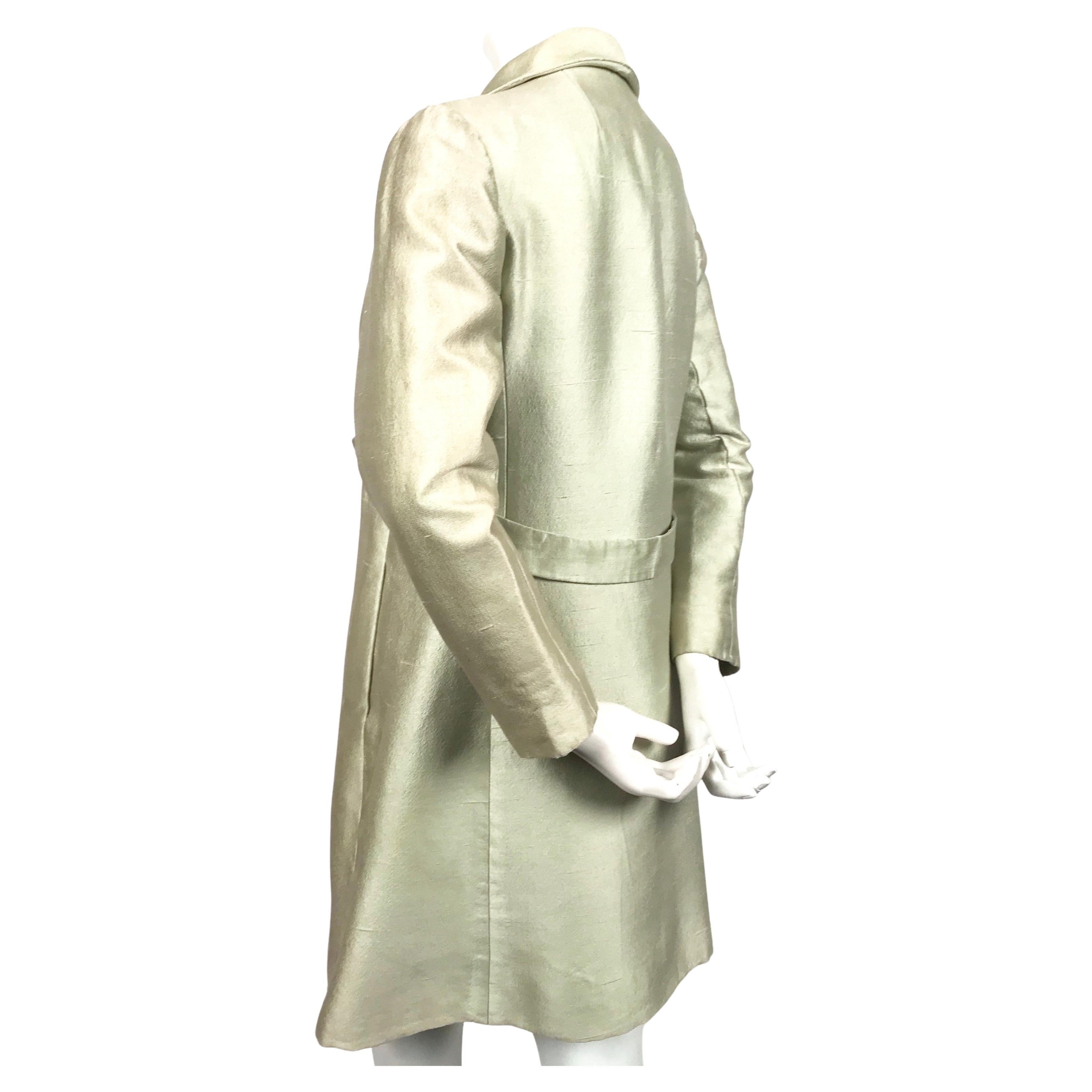 Manteau en soie vert menthe haute couture conçu par Cristobal Balenciaga pour Eisa datant des années 1960.

Mesures approximatives : épaules 15