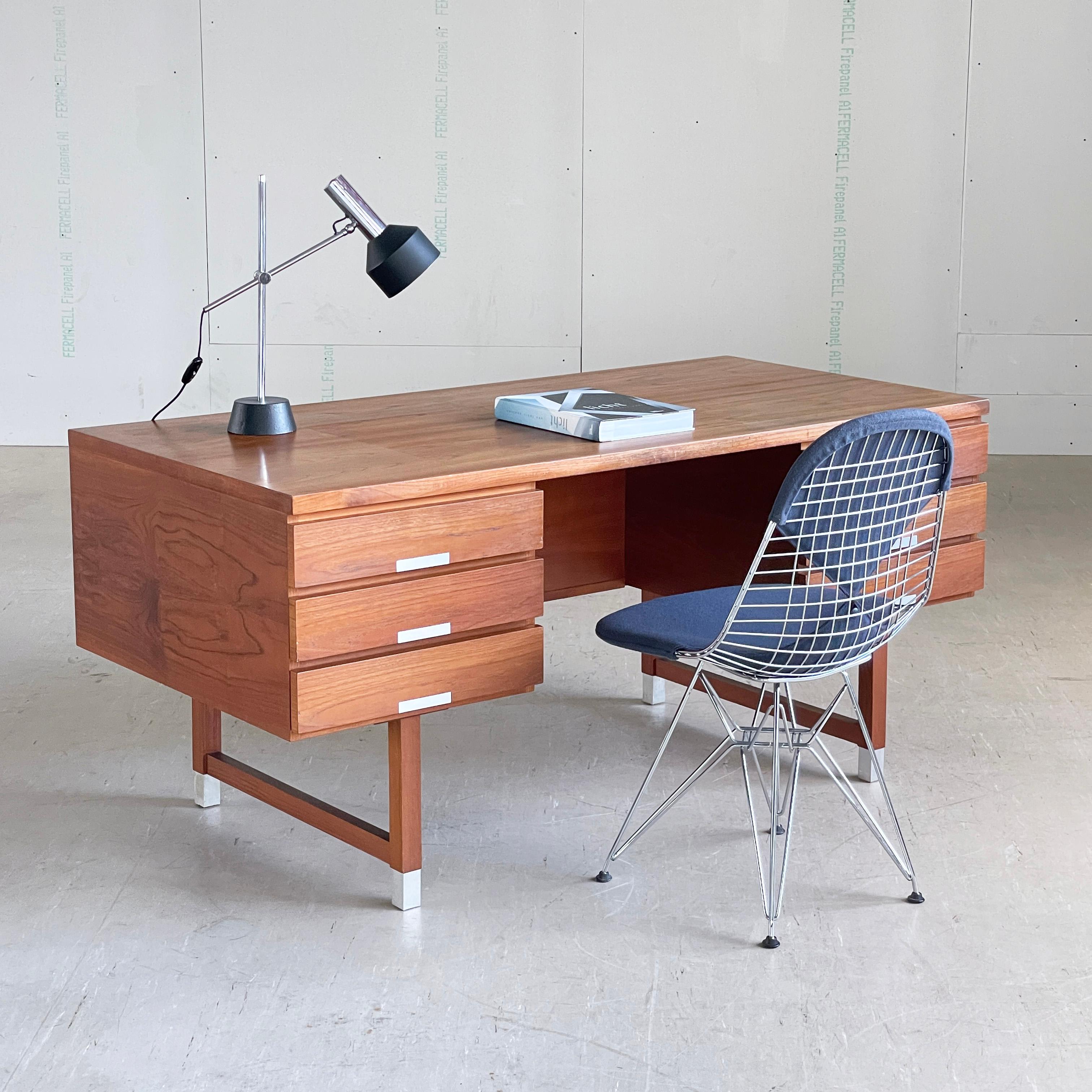Scrivania direzionale Ejgil Petersen EP401 del 1960. Cassetti con serratura e chiave originale. Tre cassetti estraibili situati sul lato della seduta. Tre scaffali per libri/arredamento sul lato aperto.
Design: Ejgil Petersen, Danimarca, 1968