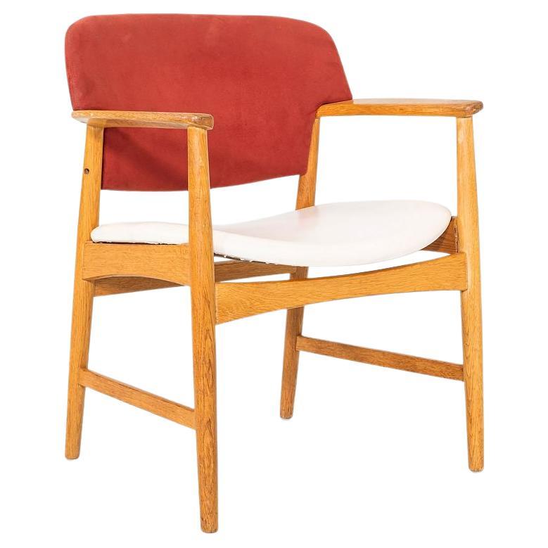Sillón de comedor esculpido, modelo 4205, diseñado inicialmente por Einar Larsen y Aksel Bender Madsen para Fritz Hansen en los años 50. La pieza se fabricó en Dinamarca, con un respaldo redondeado de roble rubio macizo. La pieza tiene un respaldo