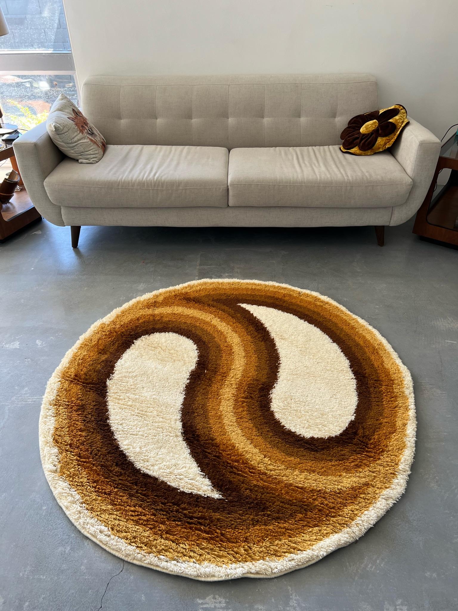 ¡De una colección loca que estuvo guardada durante décadas!
¡Alfombras vintage de los años 60/70 NUEVAS SIN UTILIZAR!

Alfombra Rya WILTON Beige Marrón Círculo dentro de círculos

Creador: Hojer Eksport Wilton (Tejedor)

¡¡¡100%