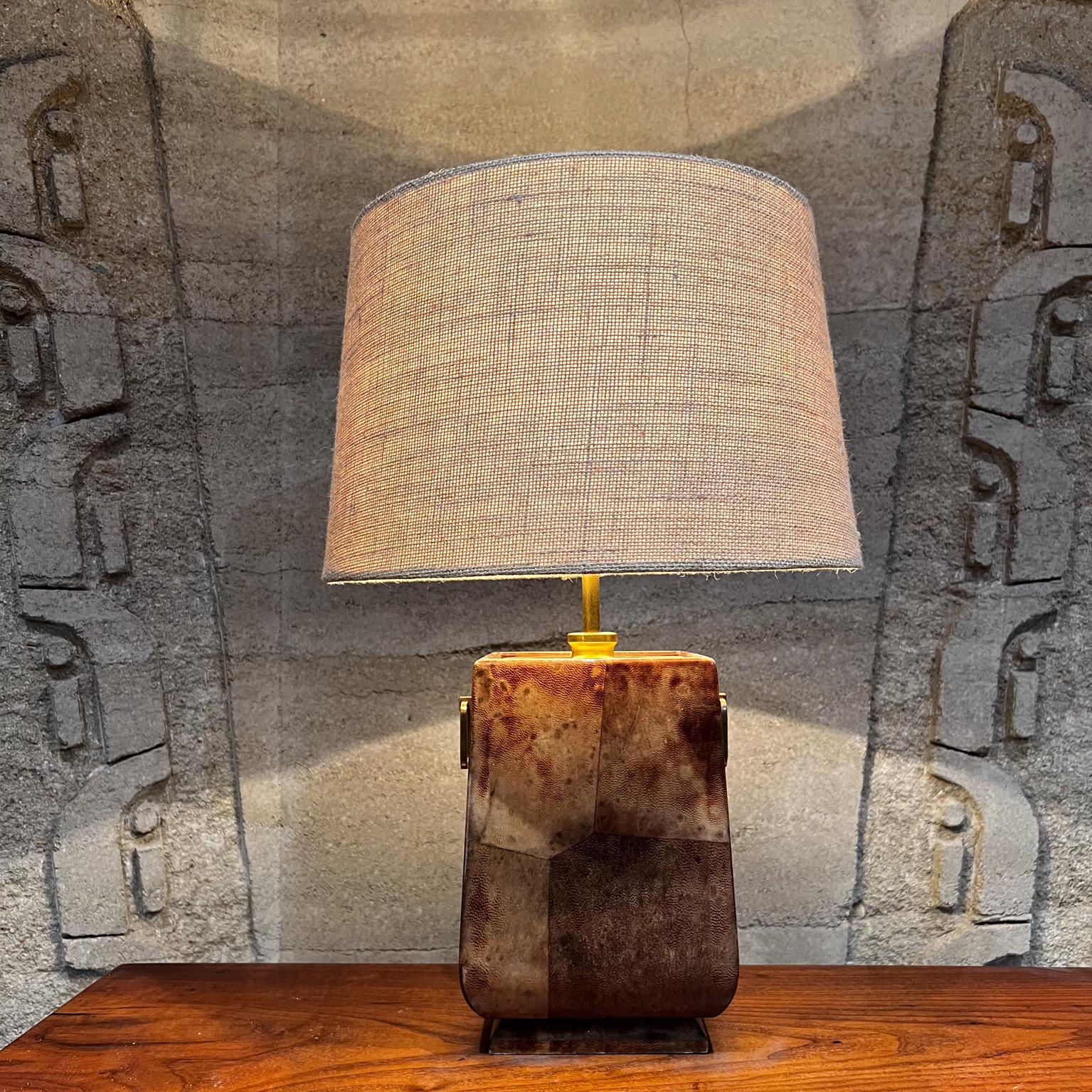 1960s Aldo Tura Lacquered Parchment Bronze Table Lamp Italy en venta 7