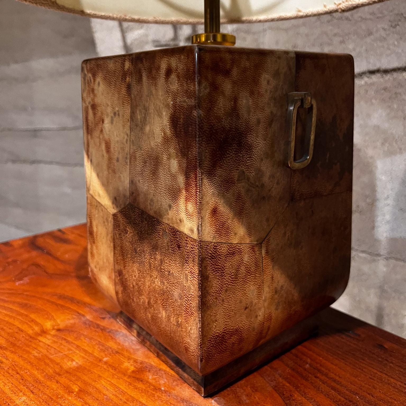 1960s Aldo Tura Lacquered Parchment Bronze Table Lamp Italy en venta 2