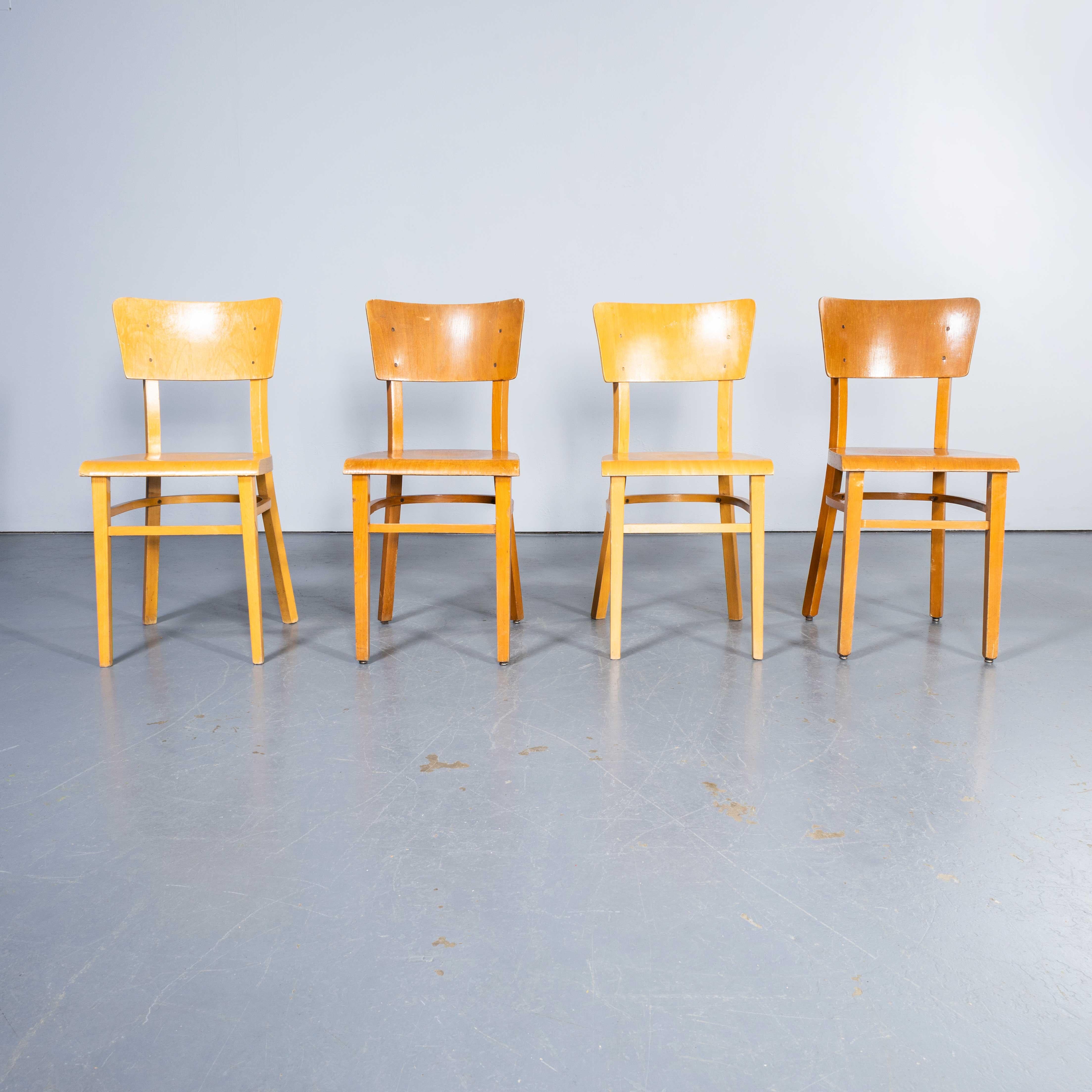 1960's Elegant Back Original Thonet Dining Chairs - Set Of Four. 
Gegründet im frühen 19. Jahrhundert von Michael Thonet, erfand Thonet das Verfahren zum Biegen von Holz unter Druck mit Hilfe von Dampf und entwarf auf dieser Grundlage die
