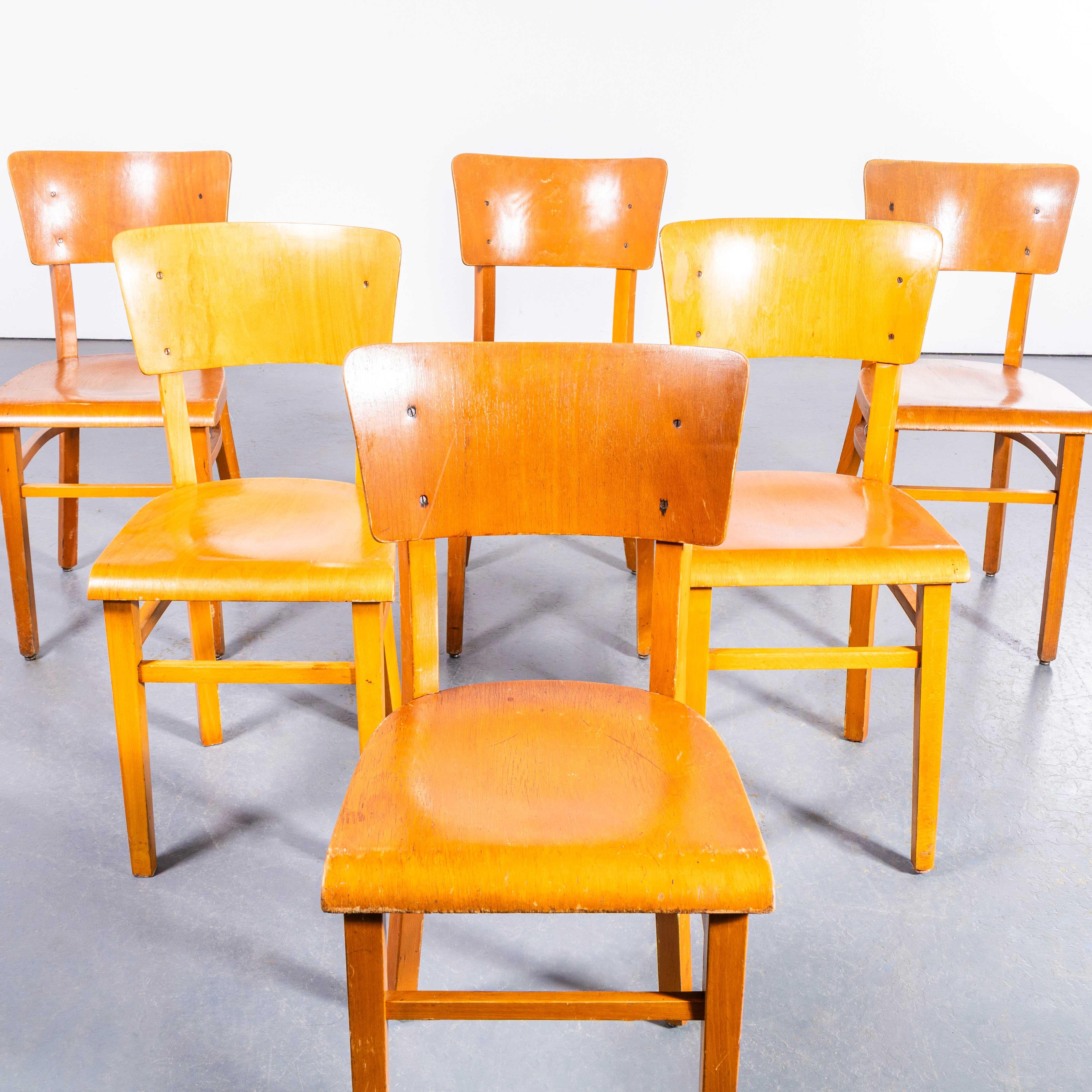1960's Elegant Backed Thonet Dining Chairs - Set von sechs. 

Gegründet im frühen 19. Jahrhundert von Michael Thonet, erfand Thonet das Verfahren zum Biegen von Holz unter Druck mit Hilfe von Dampf und entwarf auf dieser Grundlage die klassischen
