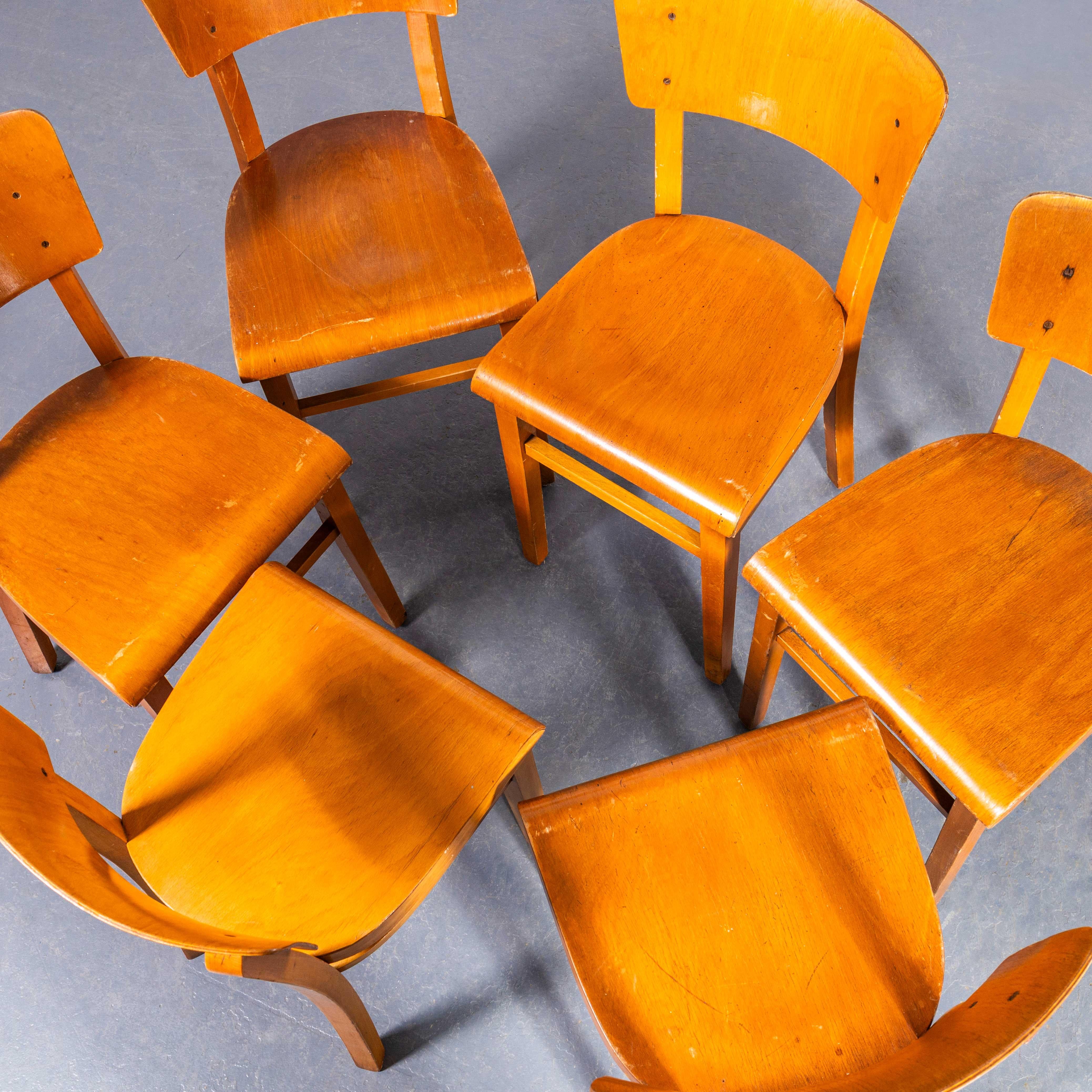 1960's Elegant Backed Thonet Dining Chairs - Set von sechs (Österreichisch) im Angebot