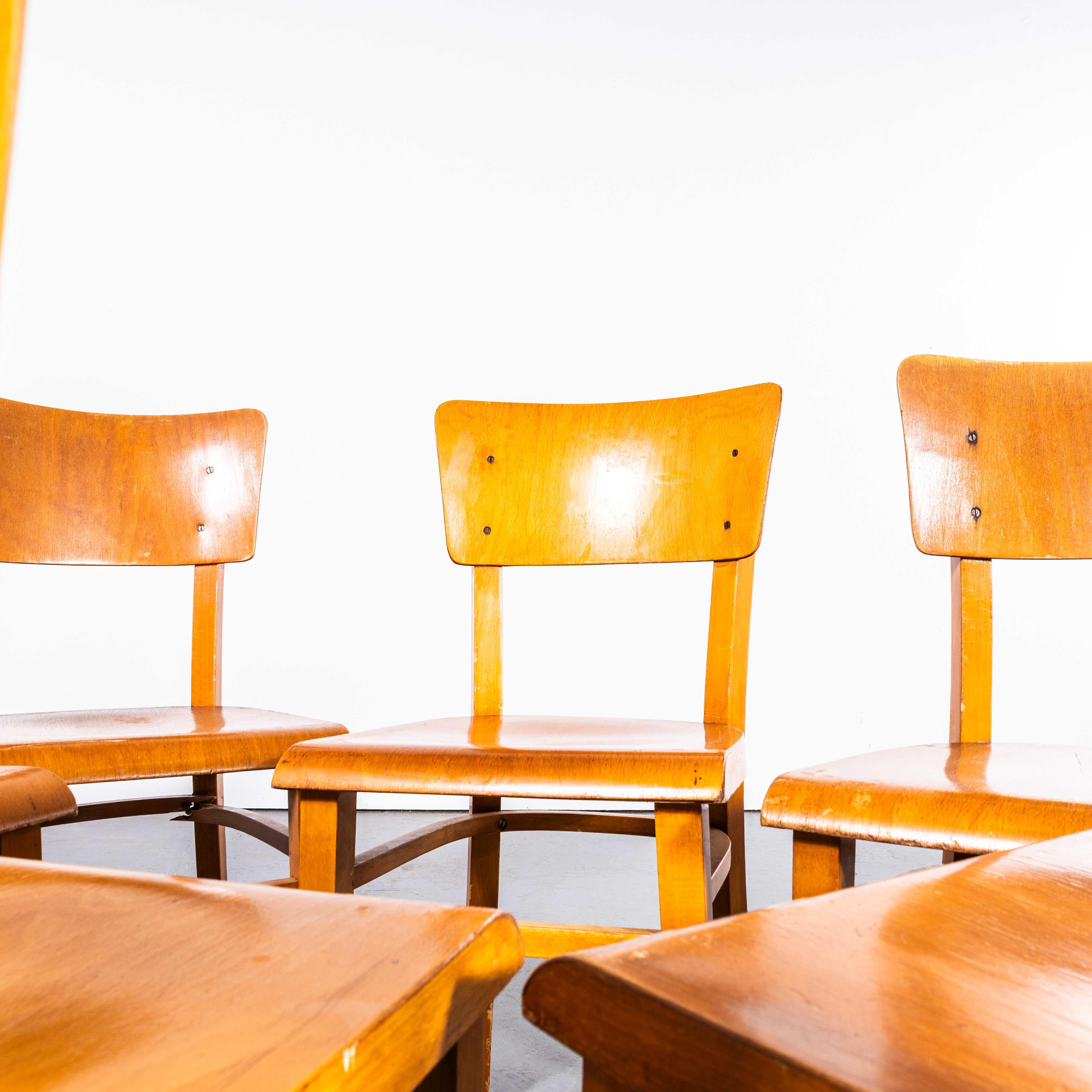1960's Elegant Backed Thonet Dining Chairs - Set von sechs im Zustand „Gut“ im Angebot in Hook, Hampshire