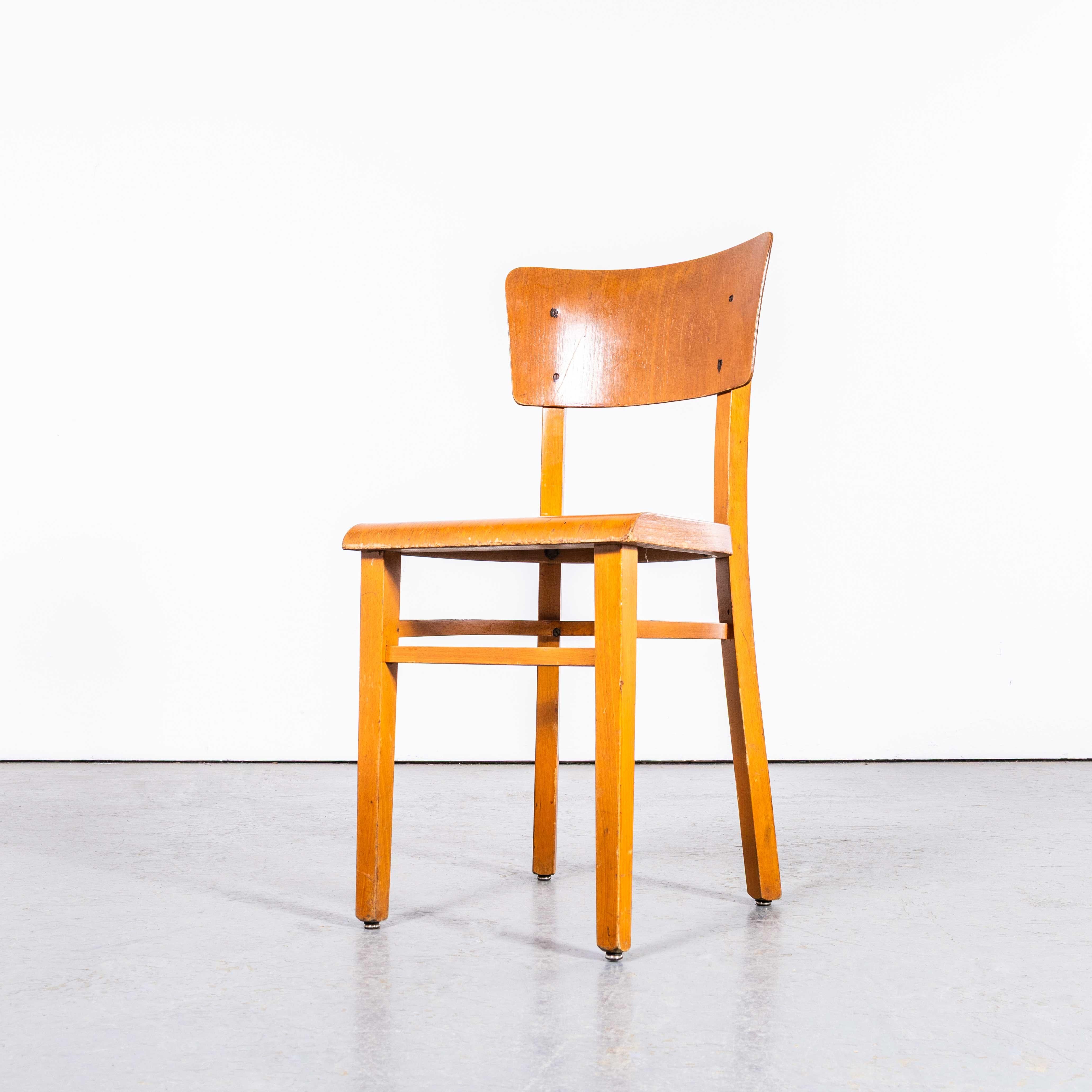 1960's Elegant Backed Thonet Dining Chairs - Set von sechs (Mitte des 20. Jahrhunderts) im Angebot