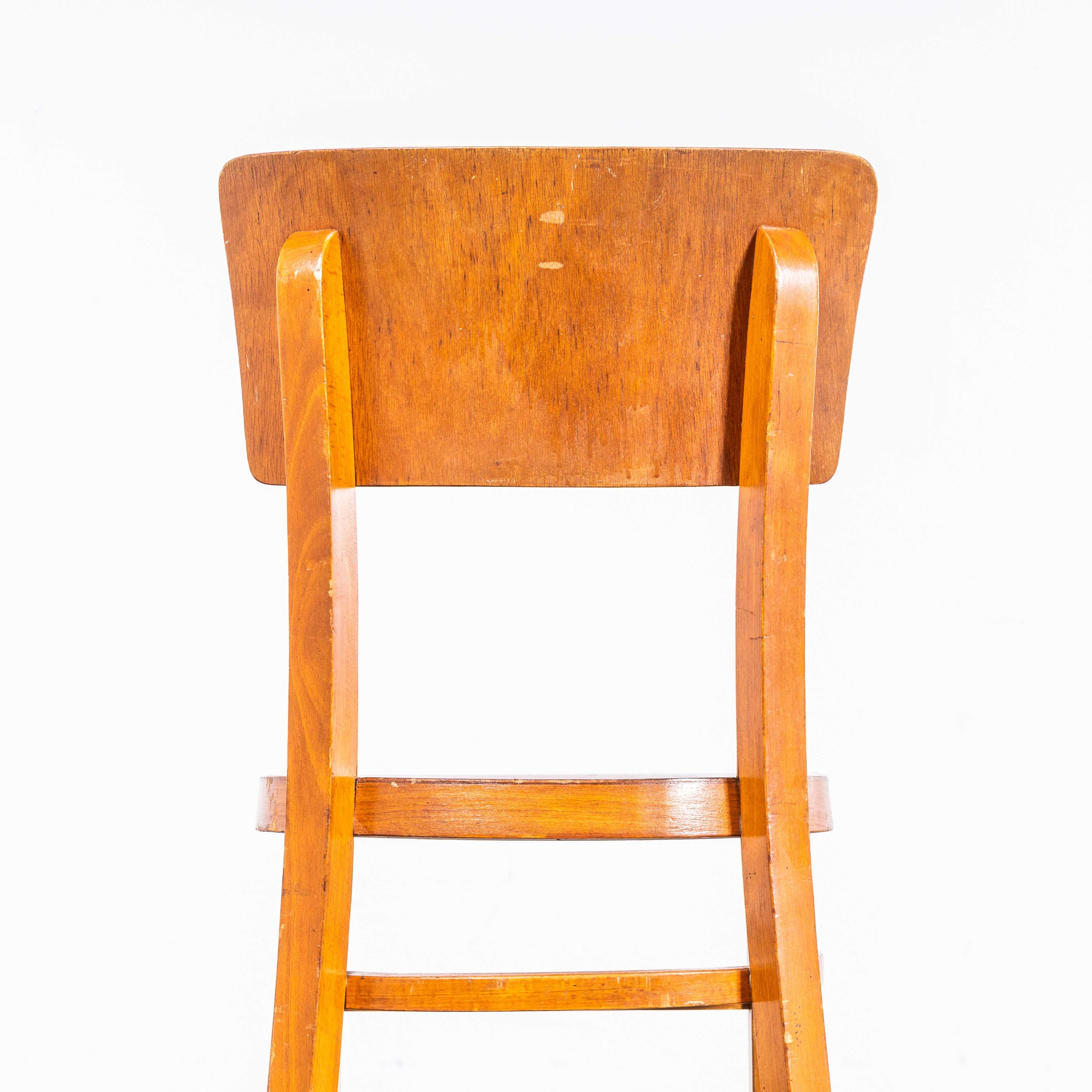 1960's Elegant Backed Thonet Dining Chairs - Set von sechs (Buchenholz) im Angebot