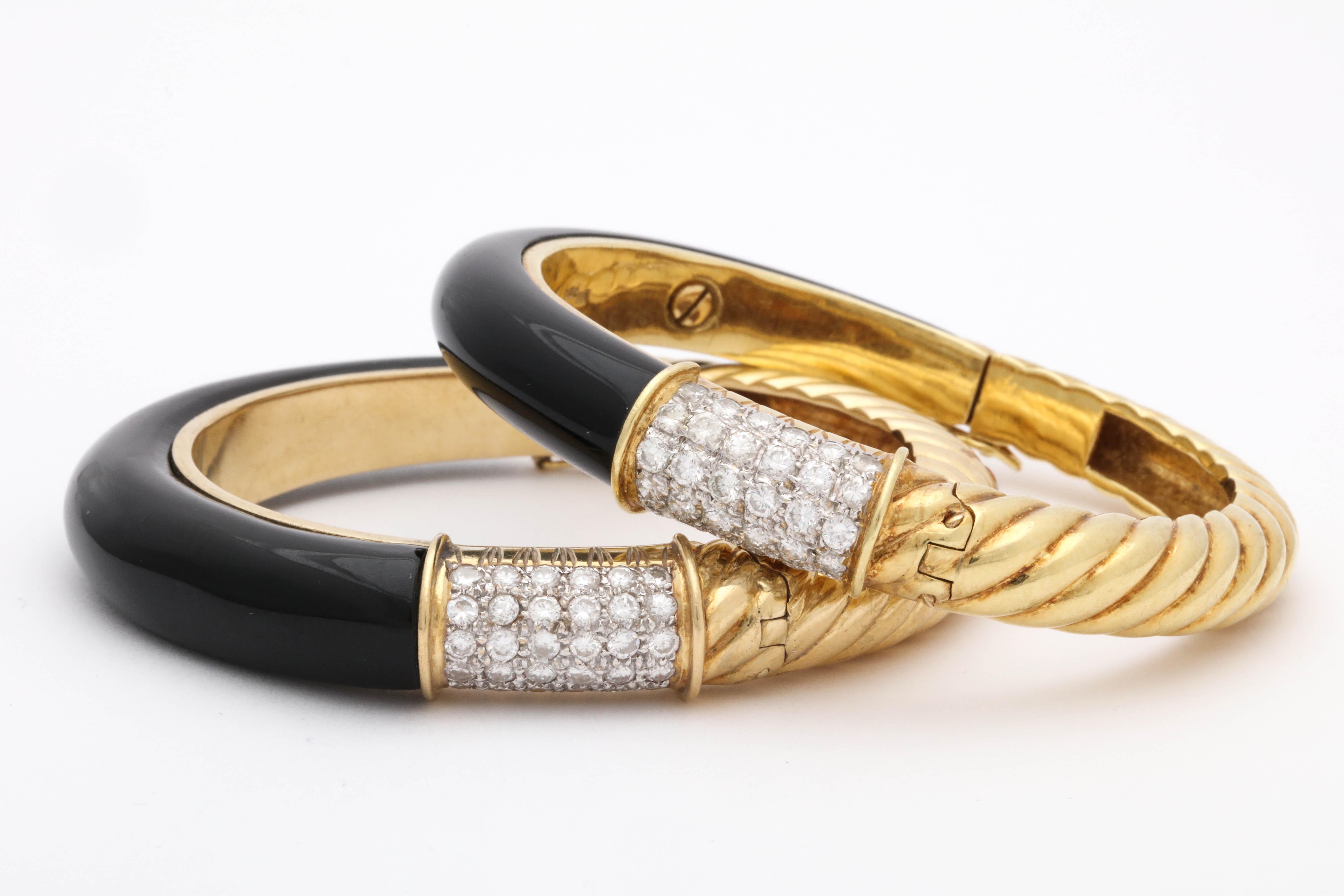 1960s Elegant Custom Cut Shiny Onyx with Diamonds Textured Gold Pair of Bangles In Good Condition In New York, NY