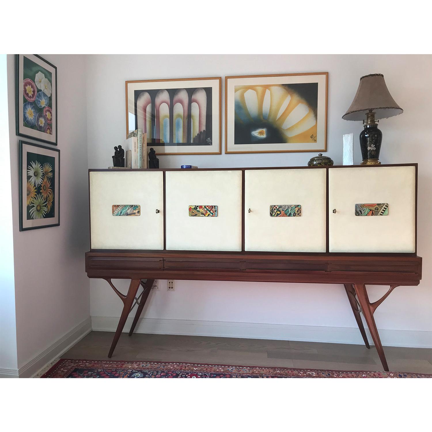 A 1960s high quality cabinet whole handmade in rosewood from La Permanente Mobili Cantu, one of the most renowned places in Italy at that time for high-standard furniture making and excellent craftsmanship. This piece preserves the original wooden