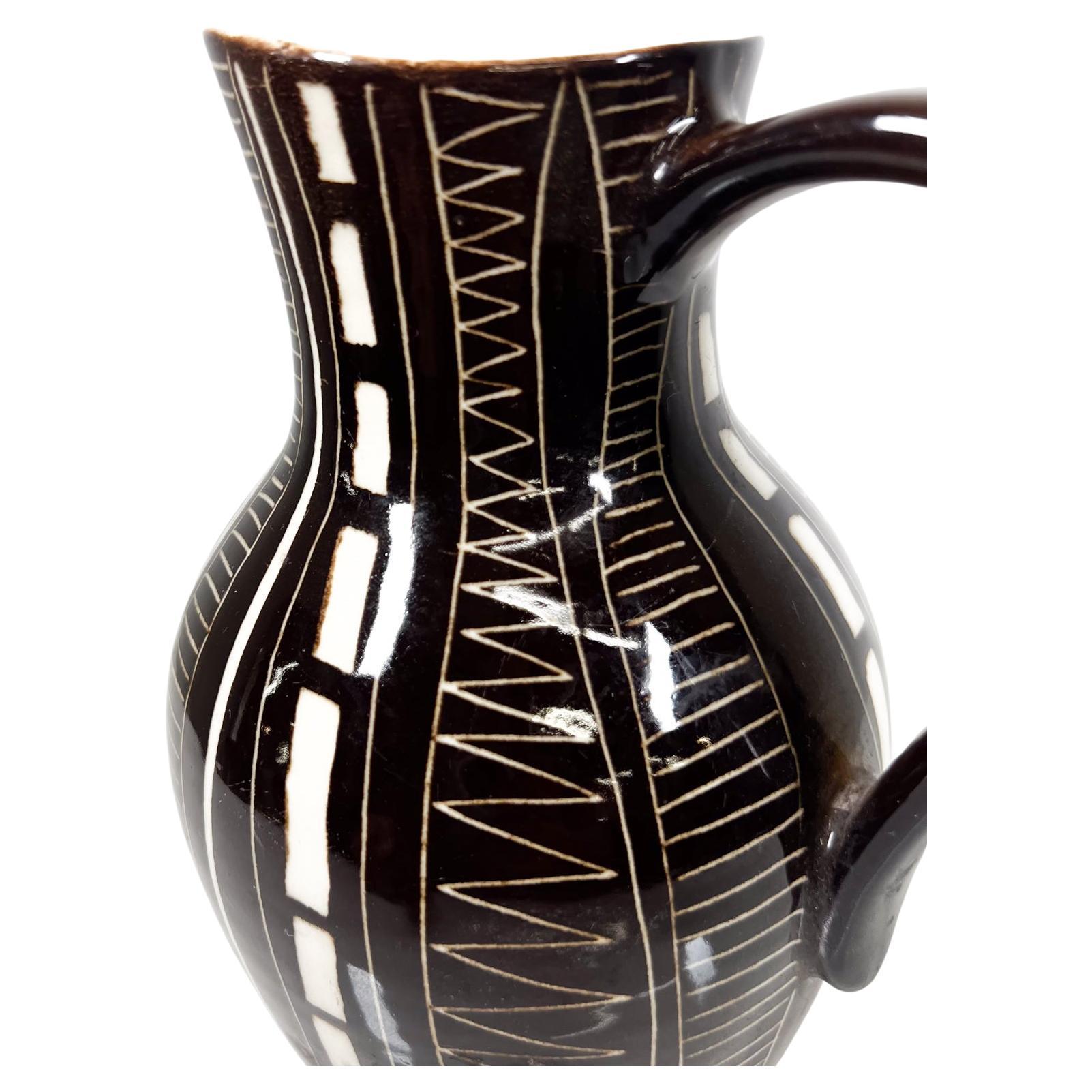 Elegant Kaj Franck Pitcher Arabia abstract form dark brown with relief pattern.
6 d x 4.38 w x 6.88 h
Kaj Franck ARABIA Pitcher KF 1 Finland
Signed
Preowned vintage condition.
See images provided.

