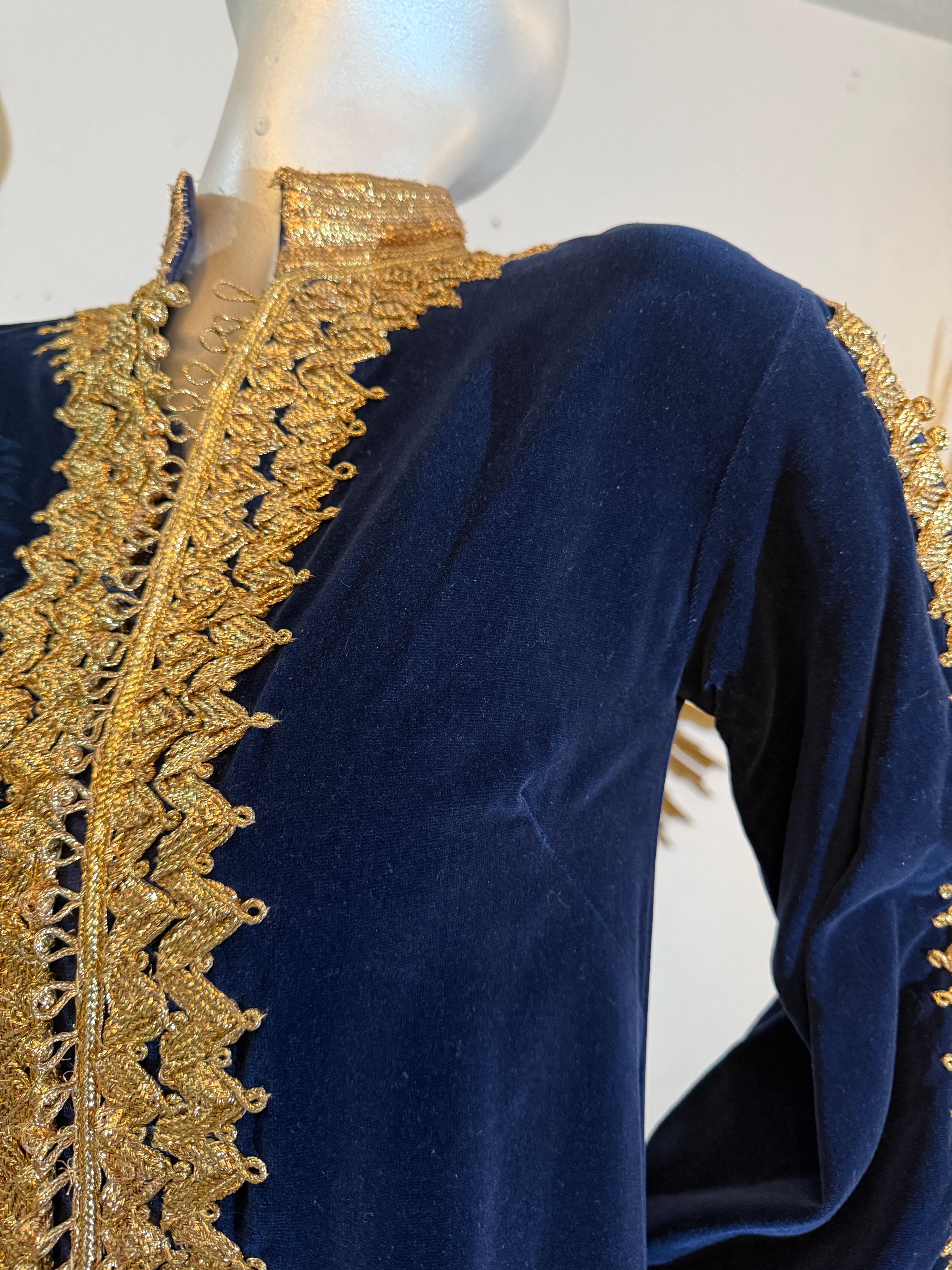 1960s Elegant Moroccan Sapphire Blue Velvet Caftan w Gorgeous Gold Braidwork For Sale 11