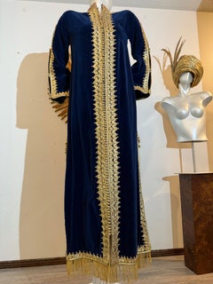 1960s Elegant Moroccan Sapphire Blue Velvet Caftan w Gorgeous Gold Braidwork (Caftan marocain en velours bleu saphir avec de superbes tresses en or)