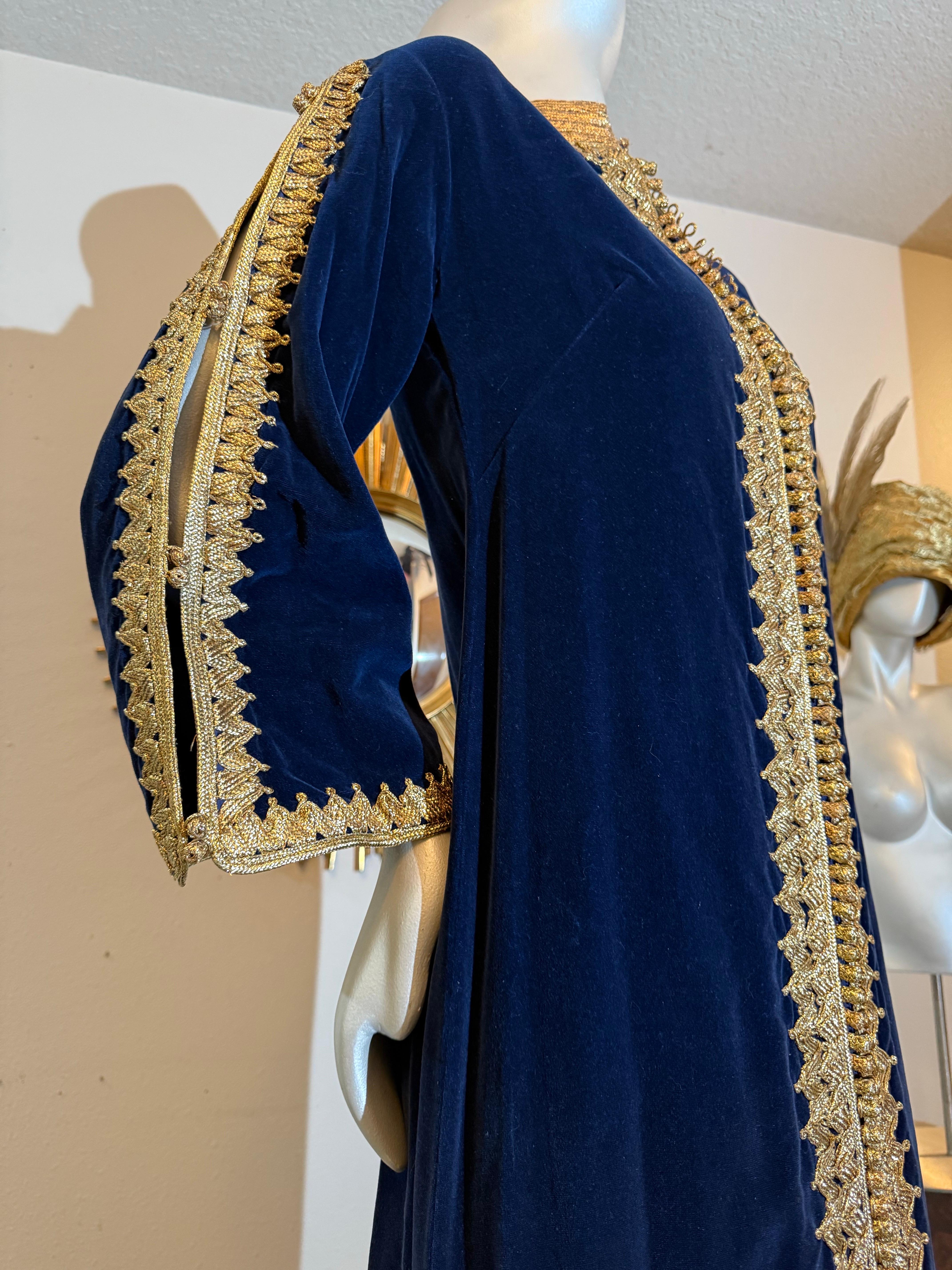 1960s Elegant Moroccan Sapphire Blue Velvet Caftan w Gorgeous Gold Braidwork In Excellent Condition For Sale In Gresham, OR