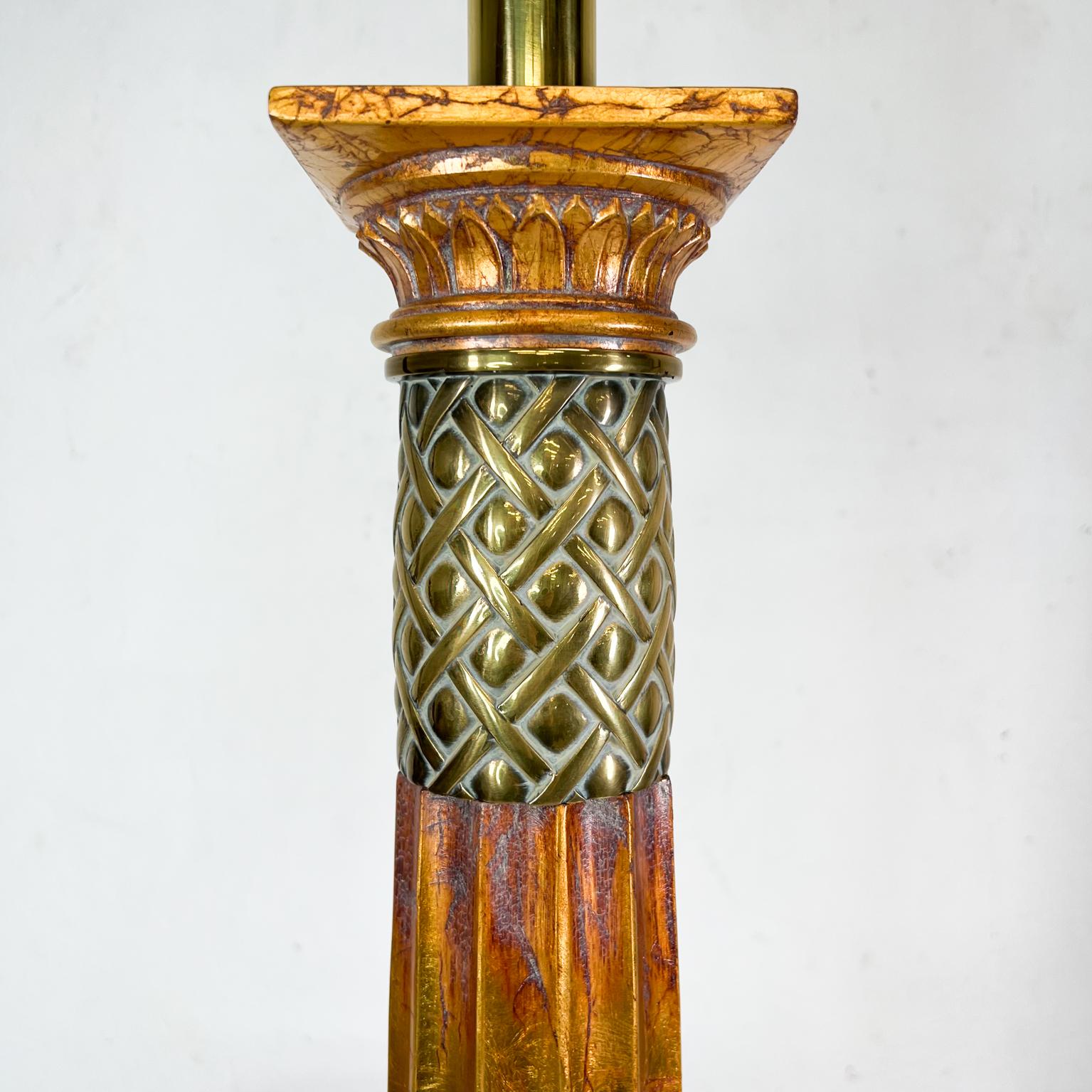 Mid-20th Century 1960s Elegant Neoclassical Corinthian Table Lamp Gold Leaf Grand Tour Decor For Sale