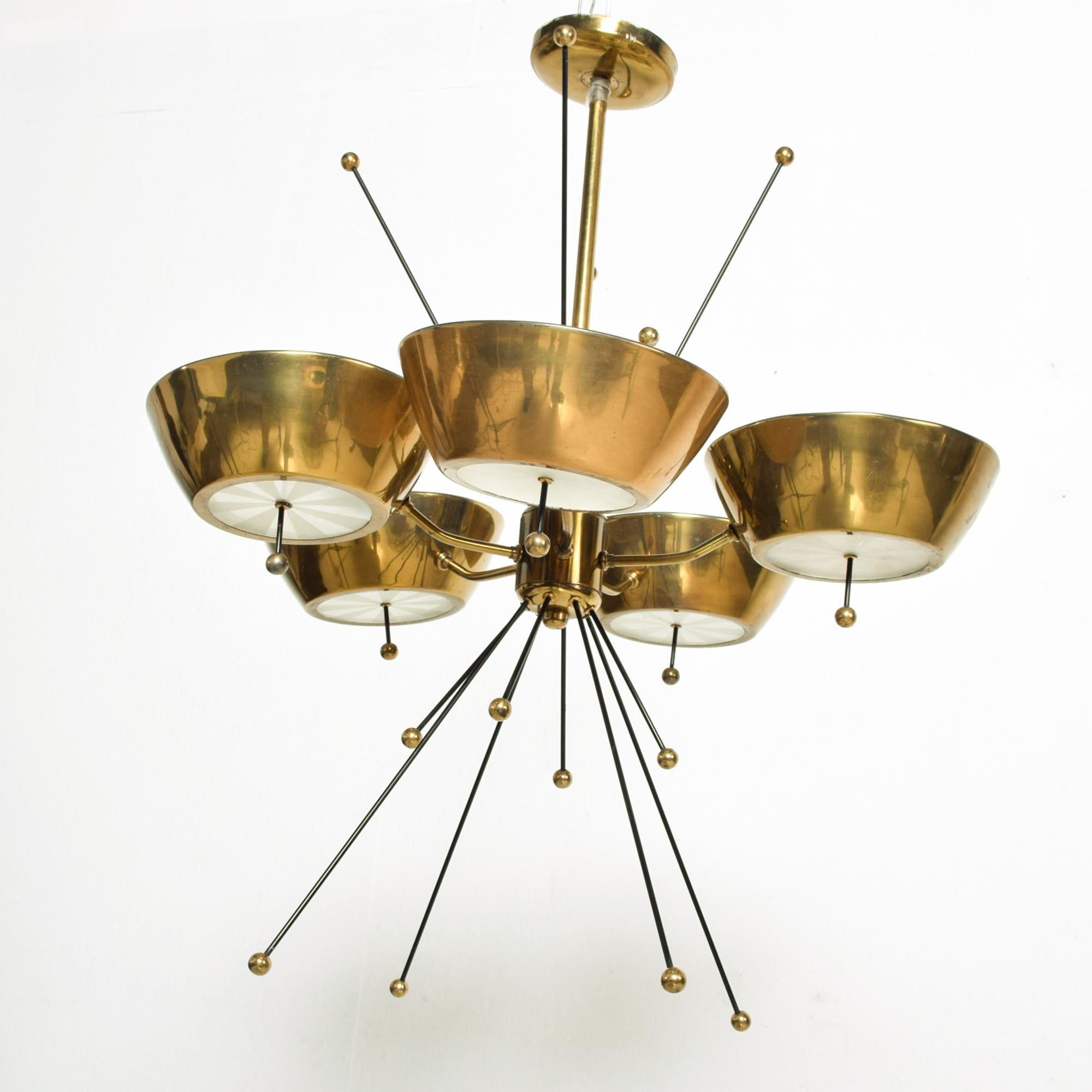 1960s Elegant Sputnik Five Cup Brass Chandelier Style of Paavo Tynell, Italy In Good Condition In Chula Vista, CA