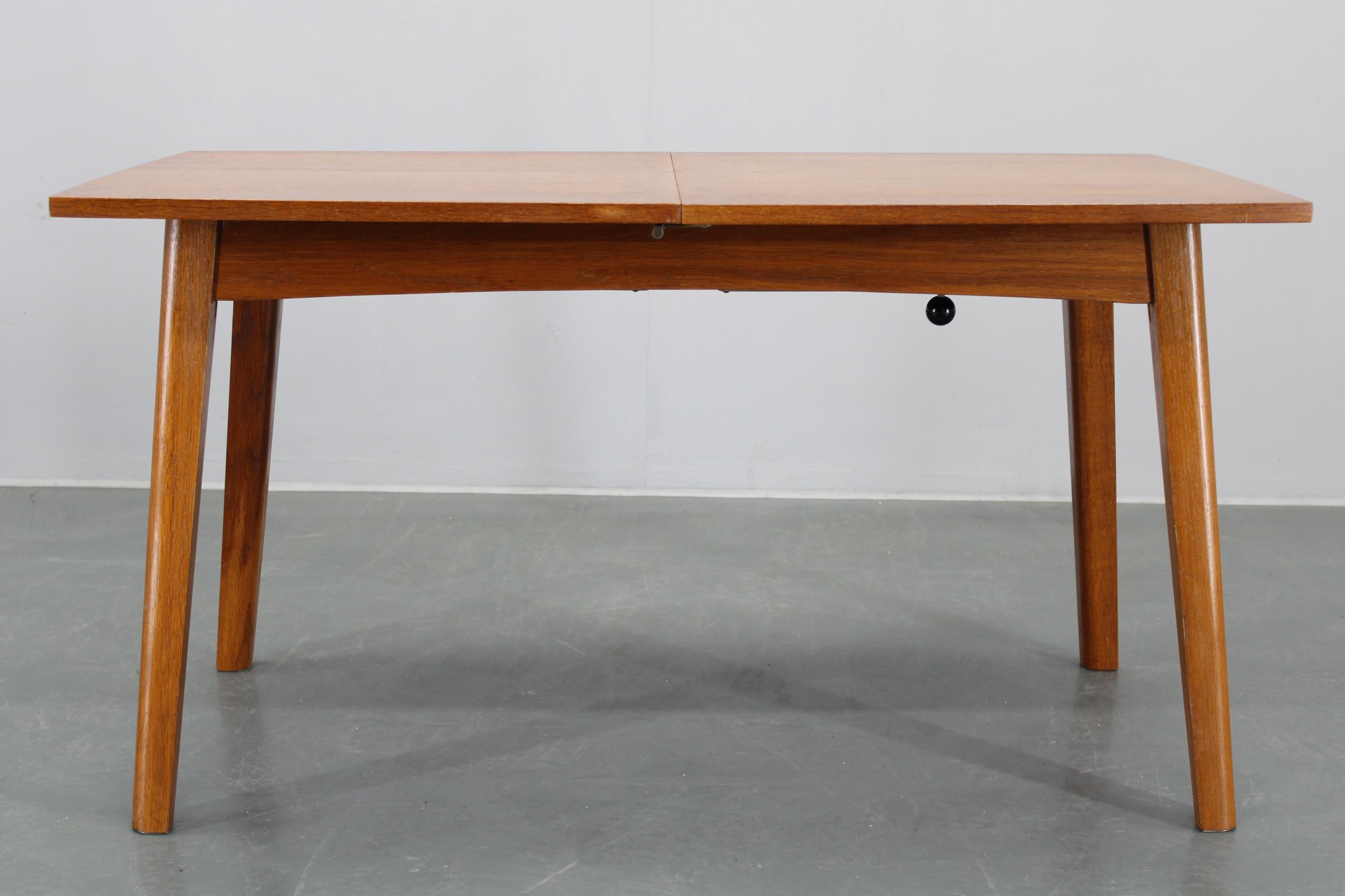 Ascensor de los años 60 y mesa de comedor extensible de roble, Alemania Moderno de mediados de siglo en venta