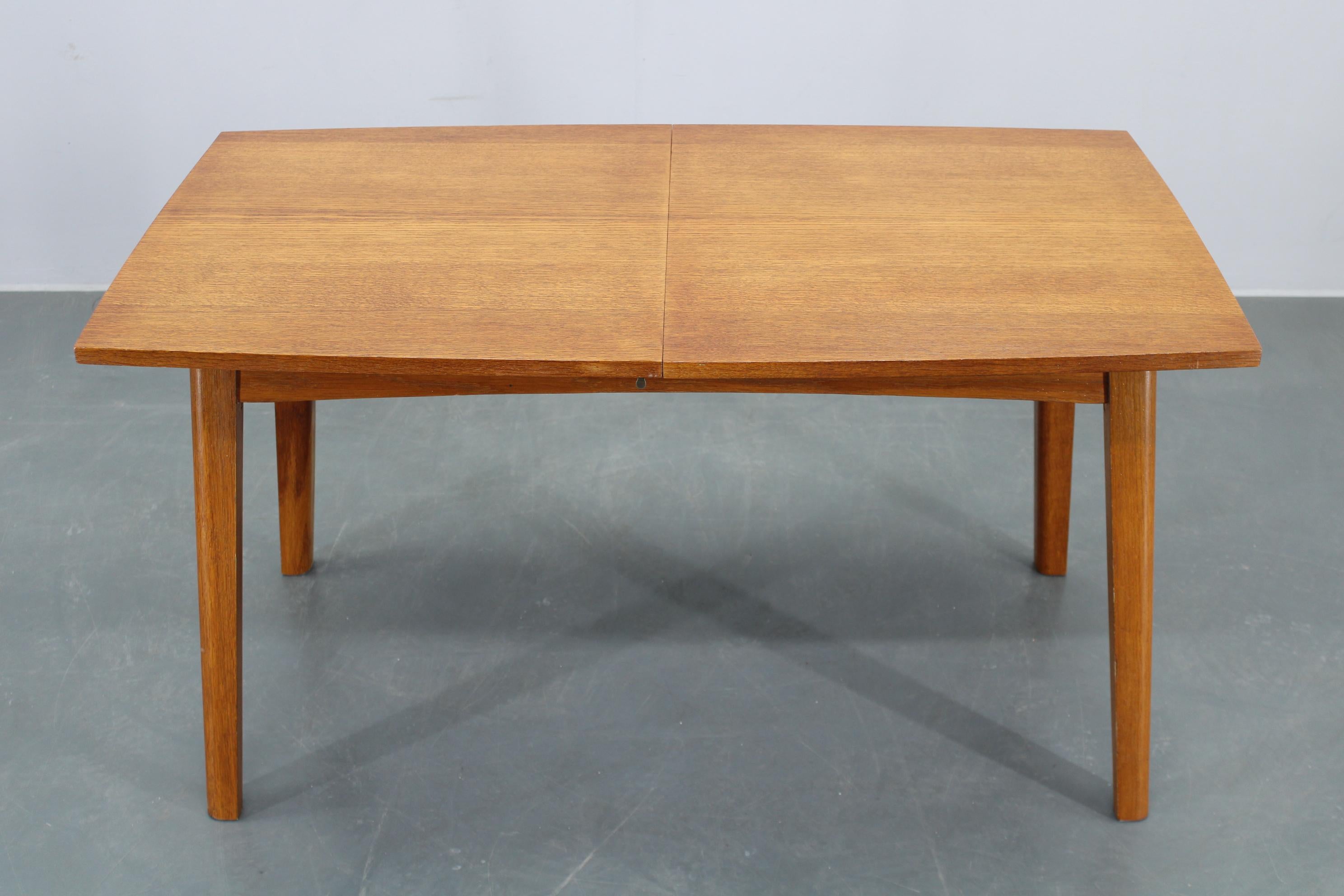 Ascensor de los años 60 y mesa de comedor extensible de roble, Alemania Alemán en venta