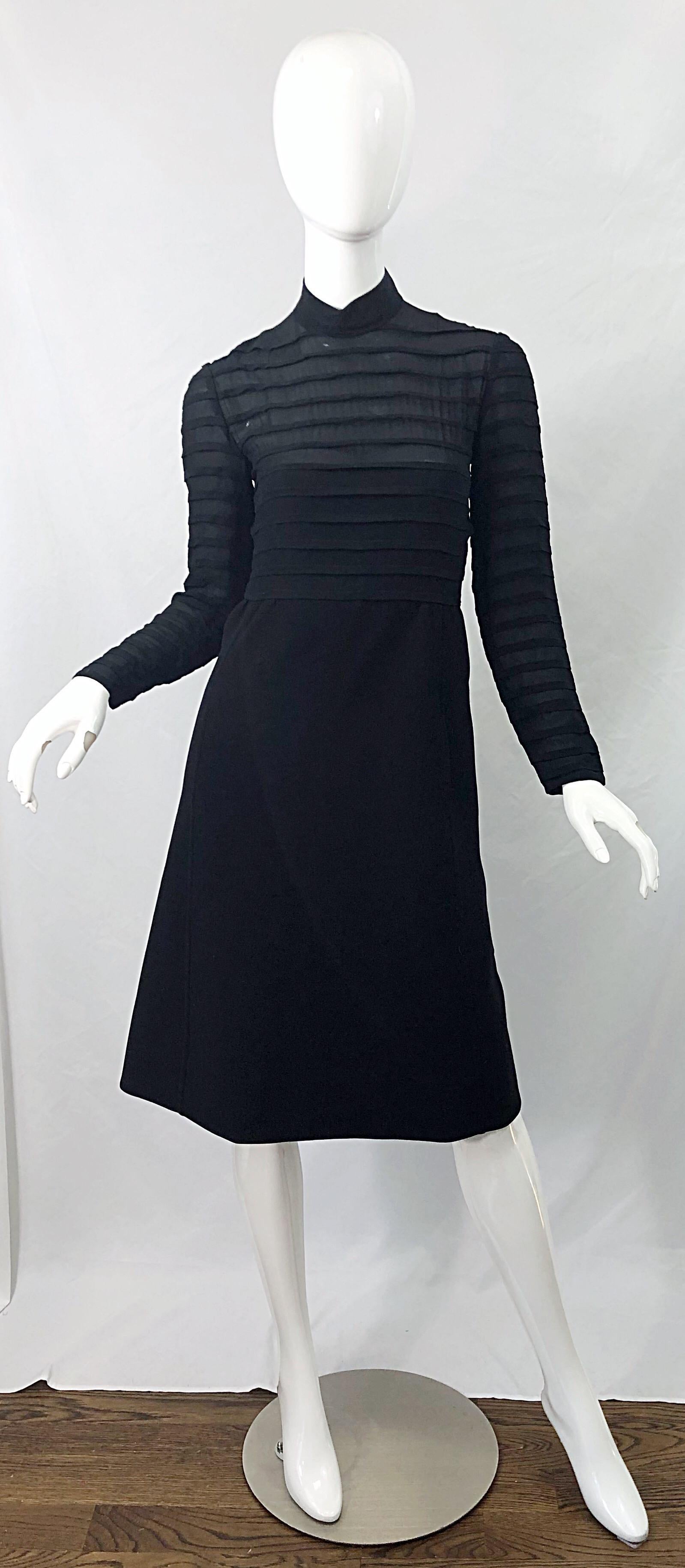 Robe A-Line vintage ELIO BERHANYER Demi Couture des années 60 en mousseline de soie noire et laine ! Berhanyer était un designer espagnol qui a reçu d'innombrables prix pour ses créations. Il a habillé d'innombrables célébrités et membres de la