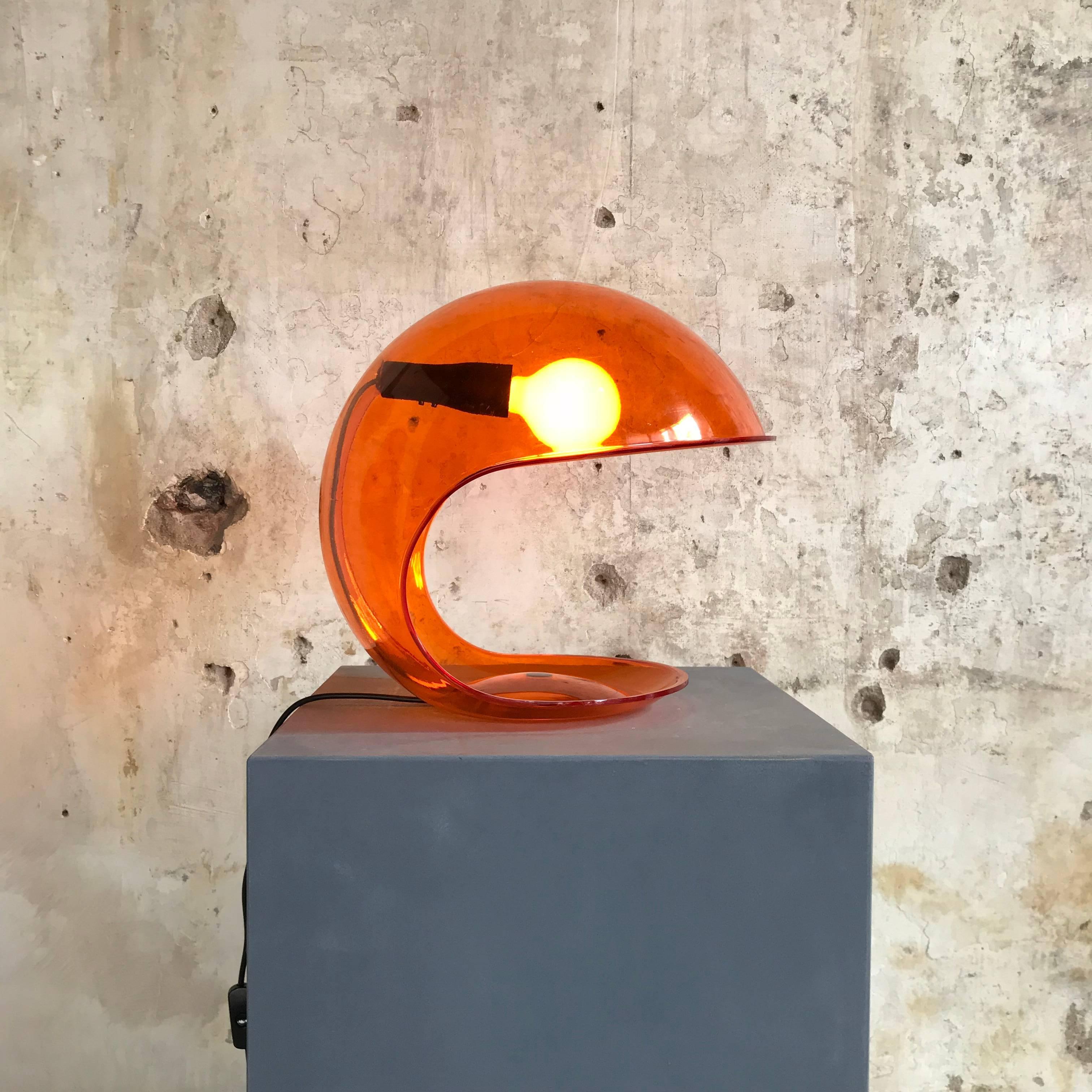 Vintage ‘Foglia’ table Lamp designed in 1969 by Elio Martinelli and produced by Martinelli Luce in Italy. A well shaped lamp made of transparent Methacrylate in the rare color orange. It concerns an original old version, (approx.) 40 years old.