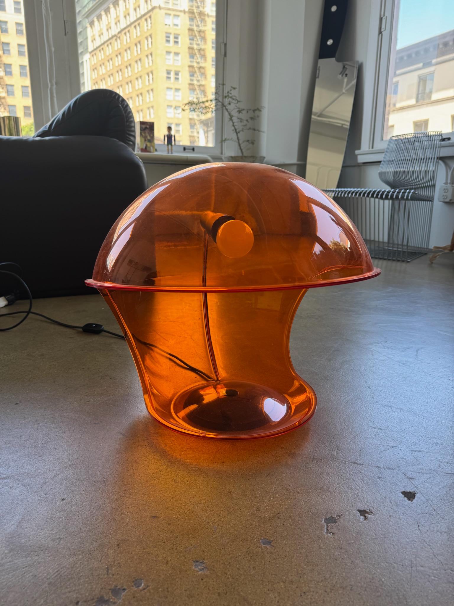 1960s Elio Martinelli ‘Foglia’ Table Lamp in rare translucent orange for Martinelli Luce, Italy. In good vintage condition. No cracks in the plastic.
