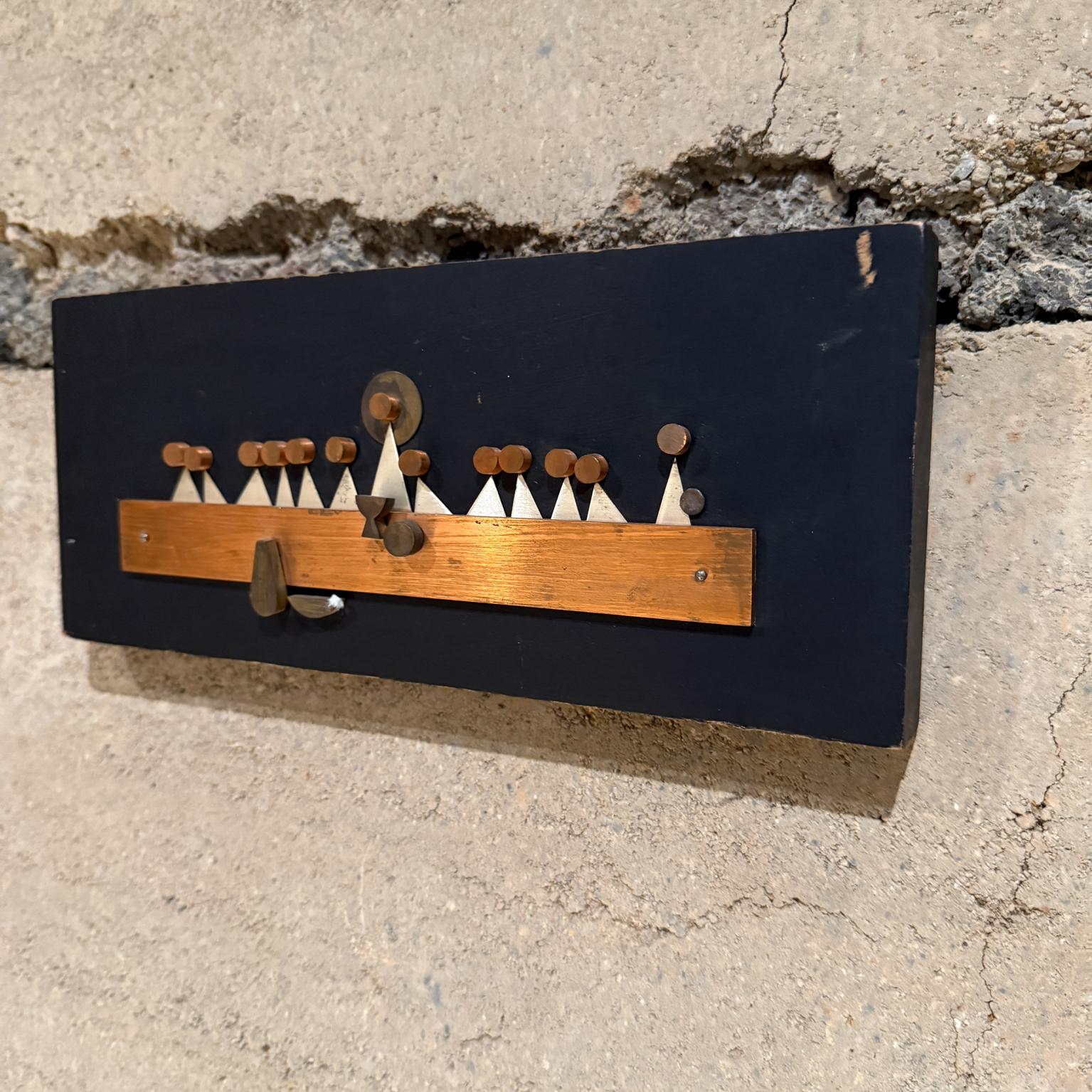 1960s Última Cena Escultura mural abstracta Placa modernista
por Emaus Monjes Benedictinos de Cuernavaca, México
Sello del fabricante
Madera Maciza Metales Mixtos
5 h x 12 w x 1,38 d
Estado original de segunda mano sin restaurar. Espera