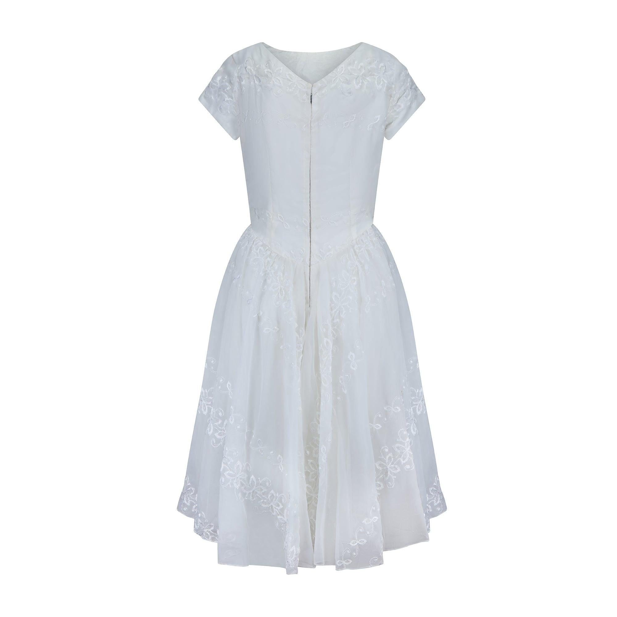 Gris 1960s Robe à manches courtes en mousseline brodée blanche en vente