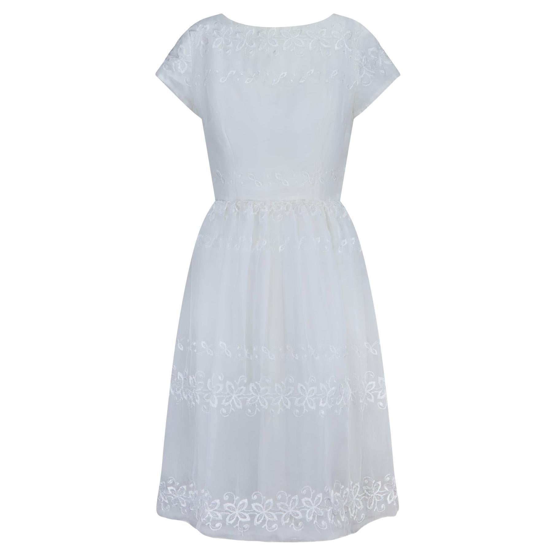 1960er Jahre Besticktes weißes Kleid mit kurzen Ärmeln aus Chiffon