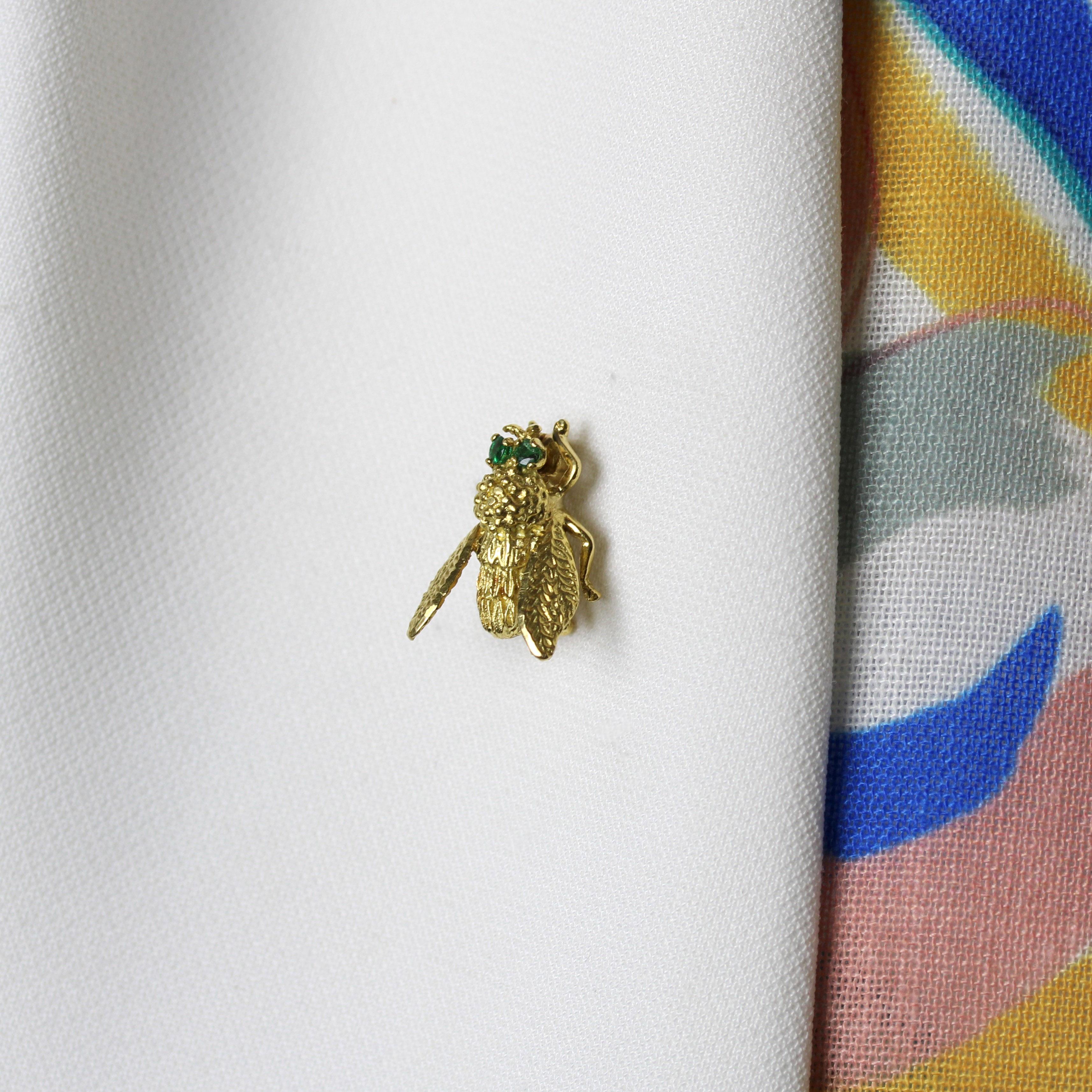 Spilla ape piccola in oro giallo 18 carati con smeraldo del 1960 in vendita 4