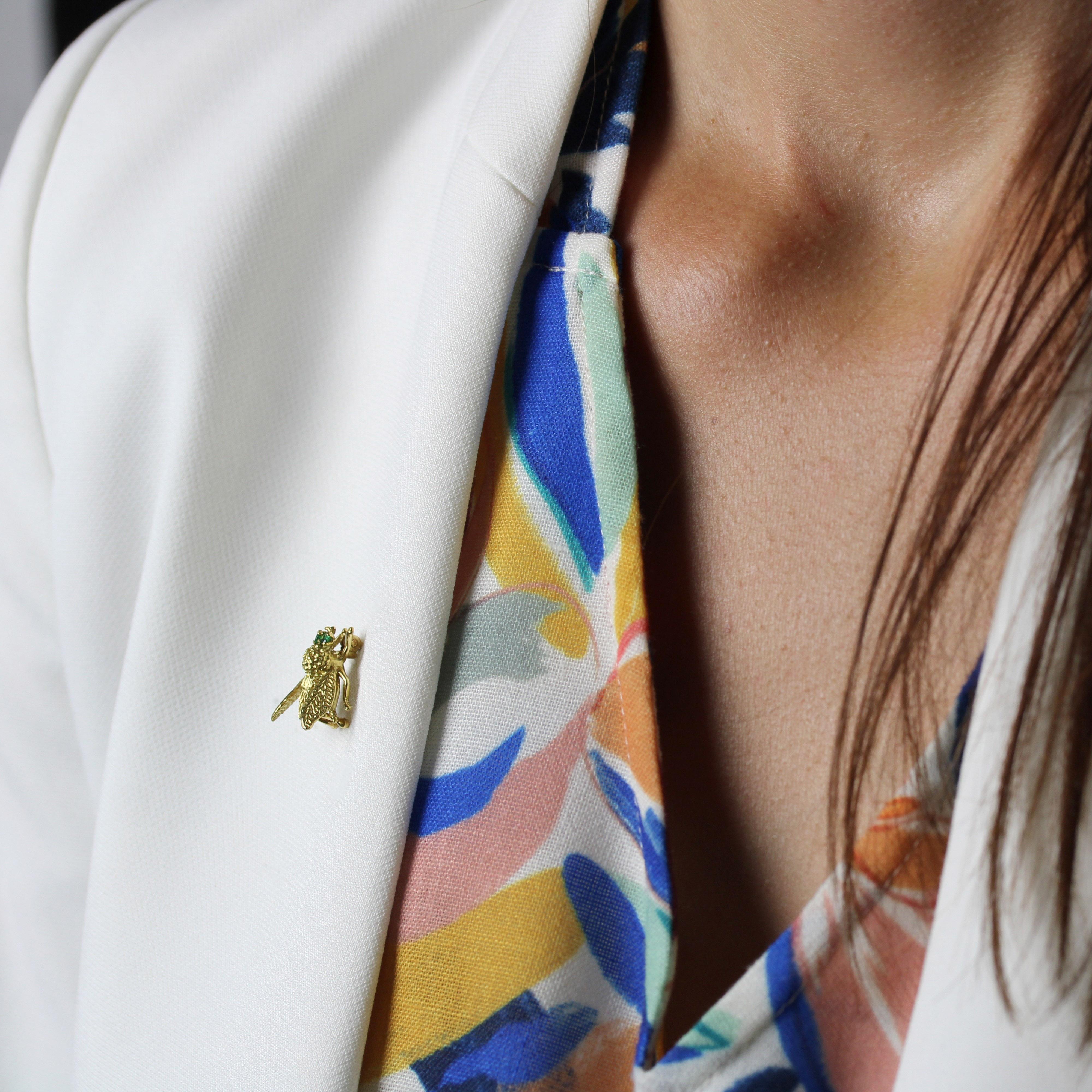 Spilla in oro giallo 18 carati, marchio di garanzia testa di gazzella.
Piccola e discreta, la spilla raffigura un'ape, con il corpo e le ali intagliati e gli occhi ornati da due piccoli smeraldi trattenuti dalle chele. Il sistema di fissaggio è una