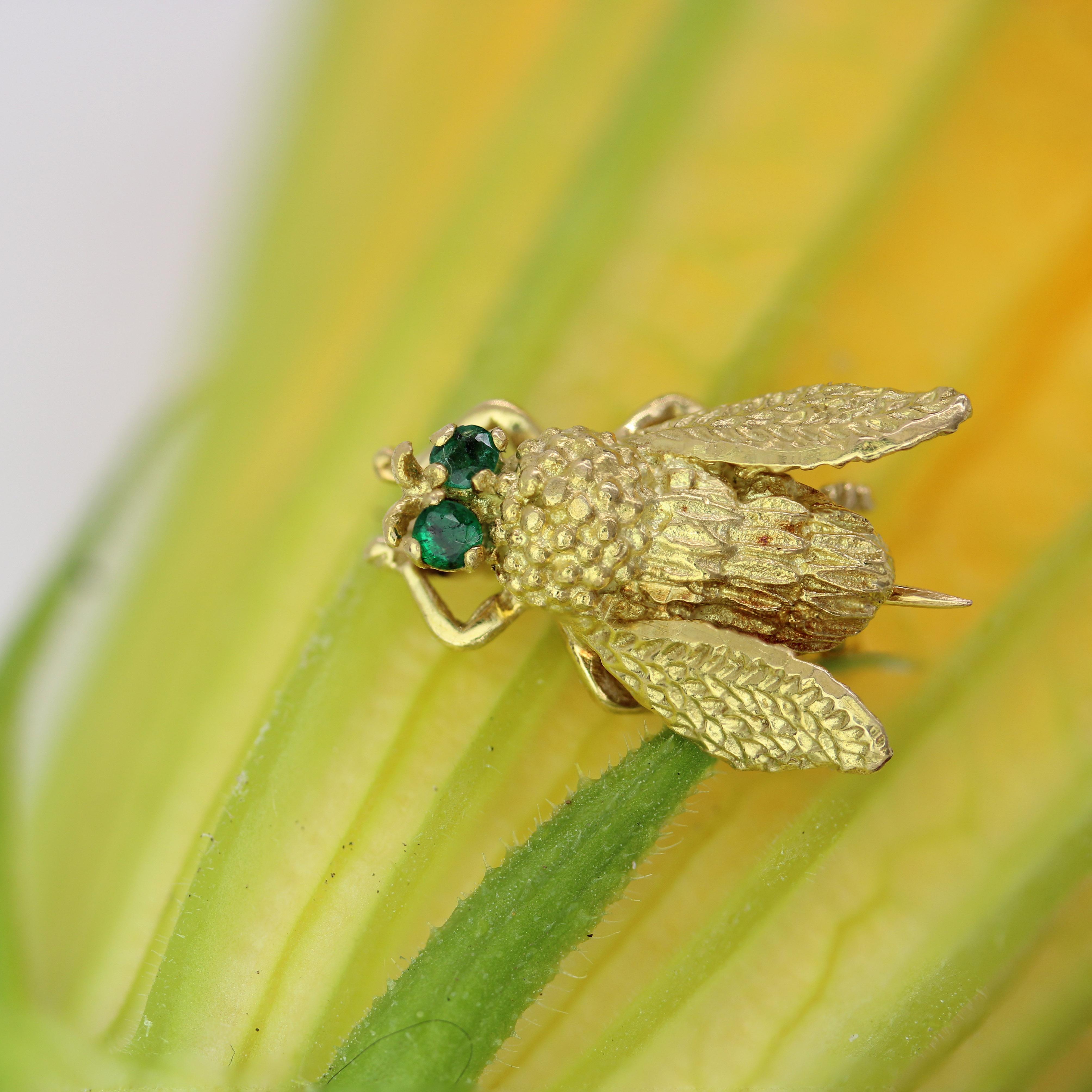 Rétro Spilla ape piccola in oro giallo 18 carati con smeraldo del 1960 in vendita