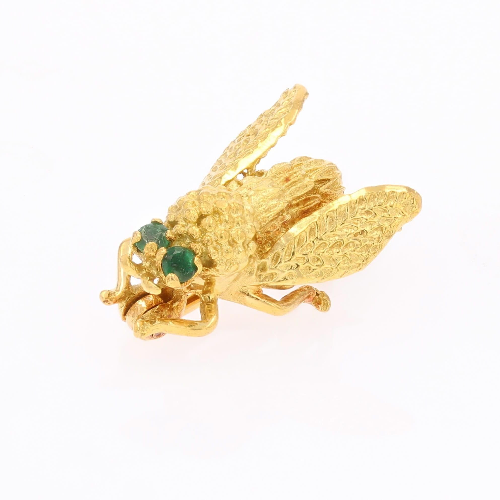 Taglio rotondo Spilla ape piccola in oro giallo 18 carati con smeraldo del 1960 in vendita