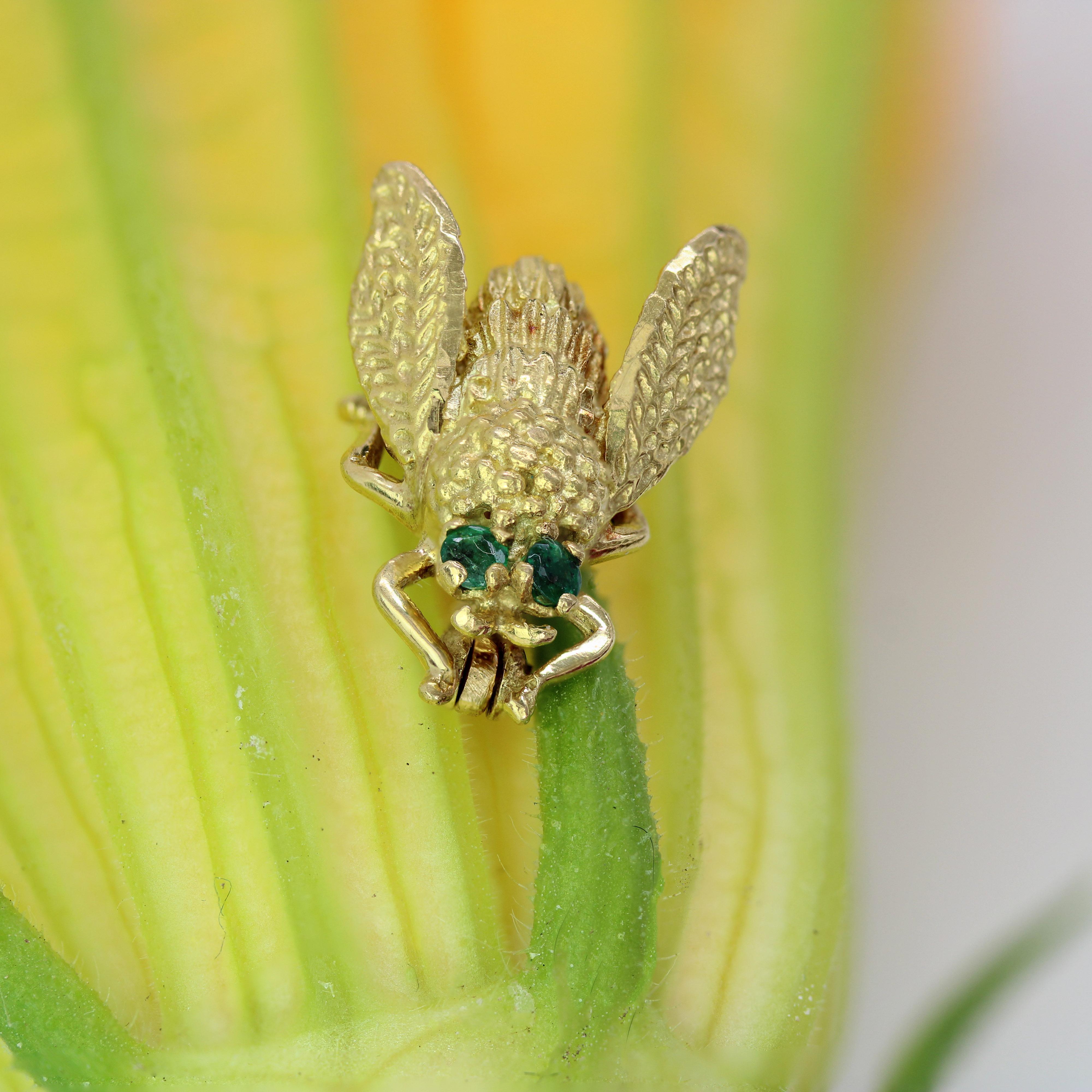 Spilla ape piccola in oro giallo 18 carati con smeraldo del 1960 in vendita 3