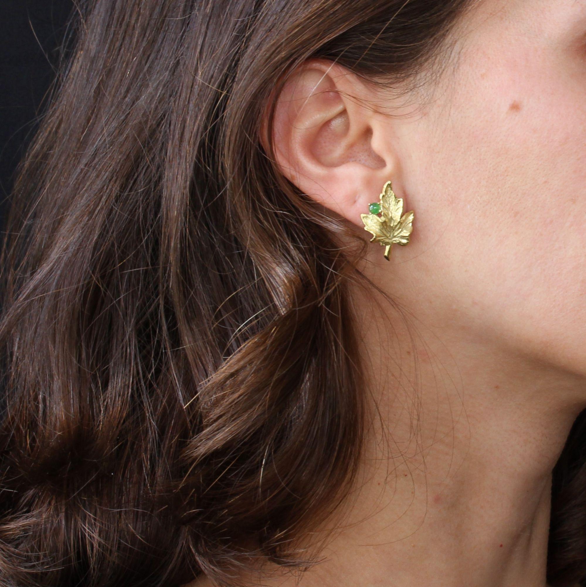 For pierced ears.
Earring in 18 karat yellow gold.
Each earring is in the shape of a vine leaf decorated on one side with a cabochon emerald. The hanging system is a butterfly.
Height : 2.5 cm, width : 1.6 cm, thickness : 6 mm.
Total weight of the