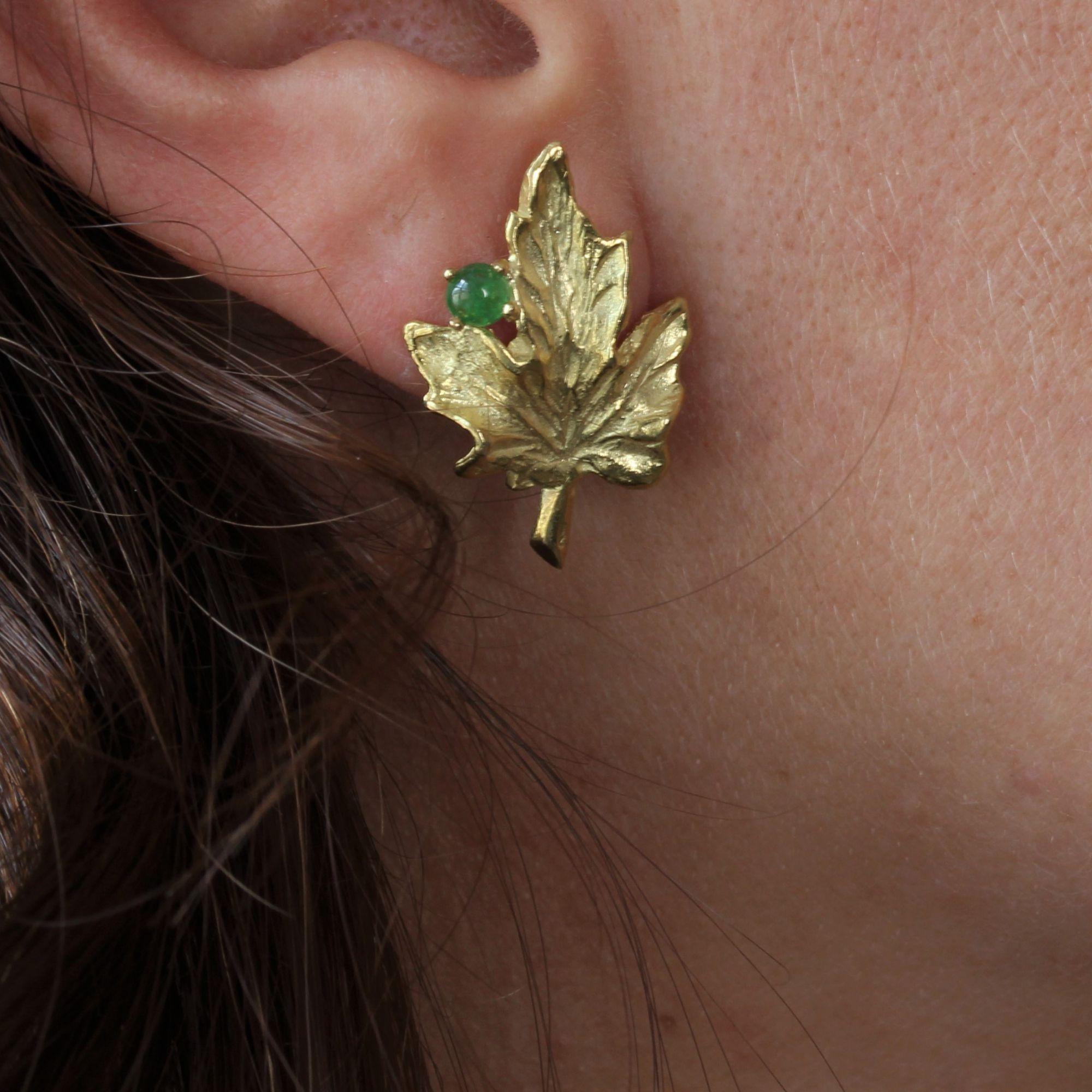 1960s Emerald 18 Karat Yellow Gold Vine Leaves Earrings In Excellent Condition In Poitiers, FR