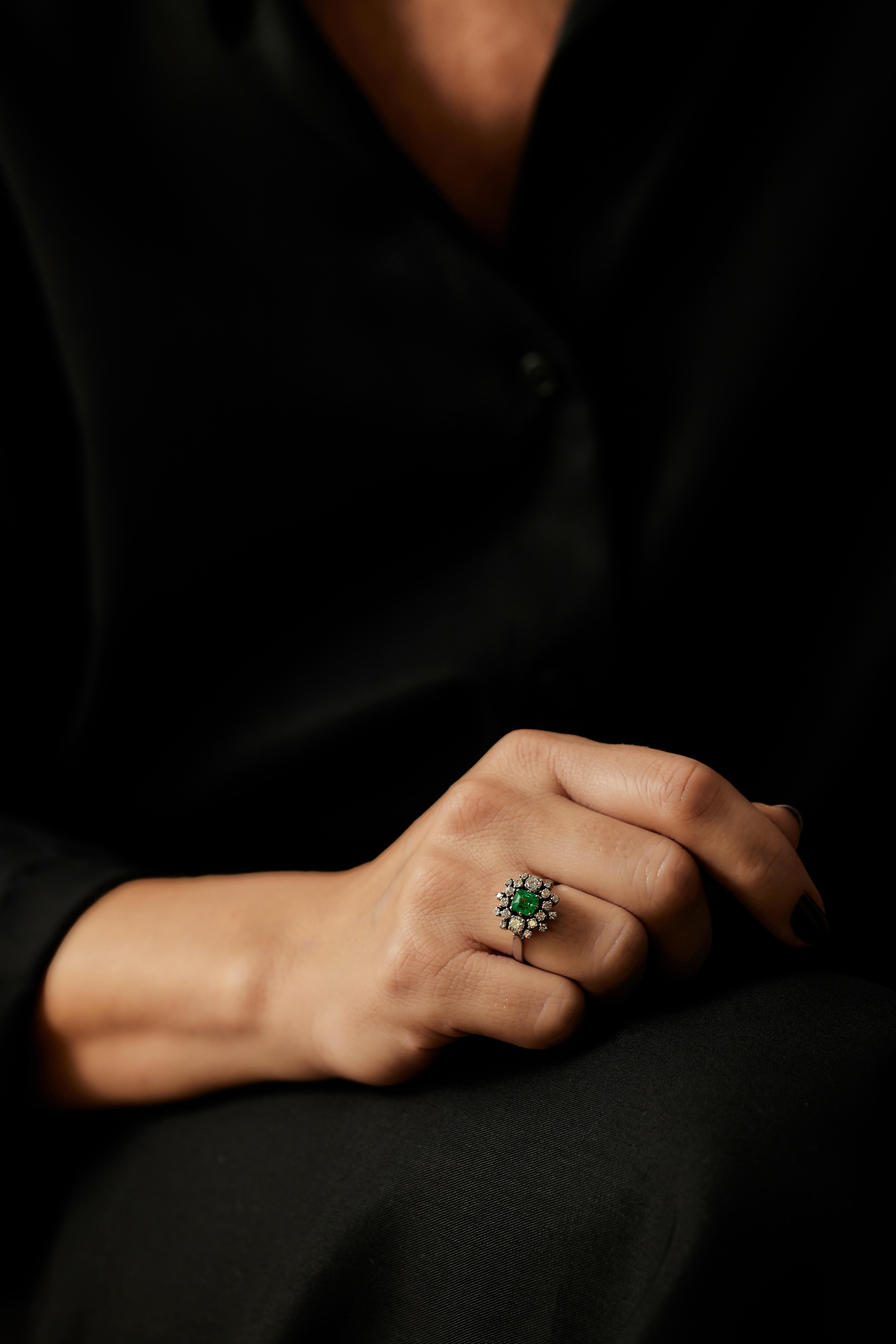 1960er Jahre Smaragd- und Diamant-Cluster-Ring „Starburst“ (Moderne) im Angebot