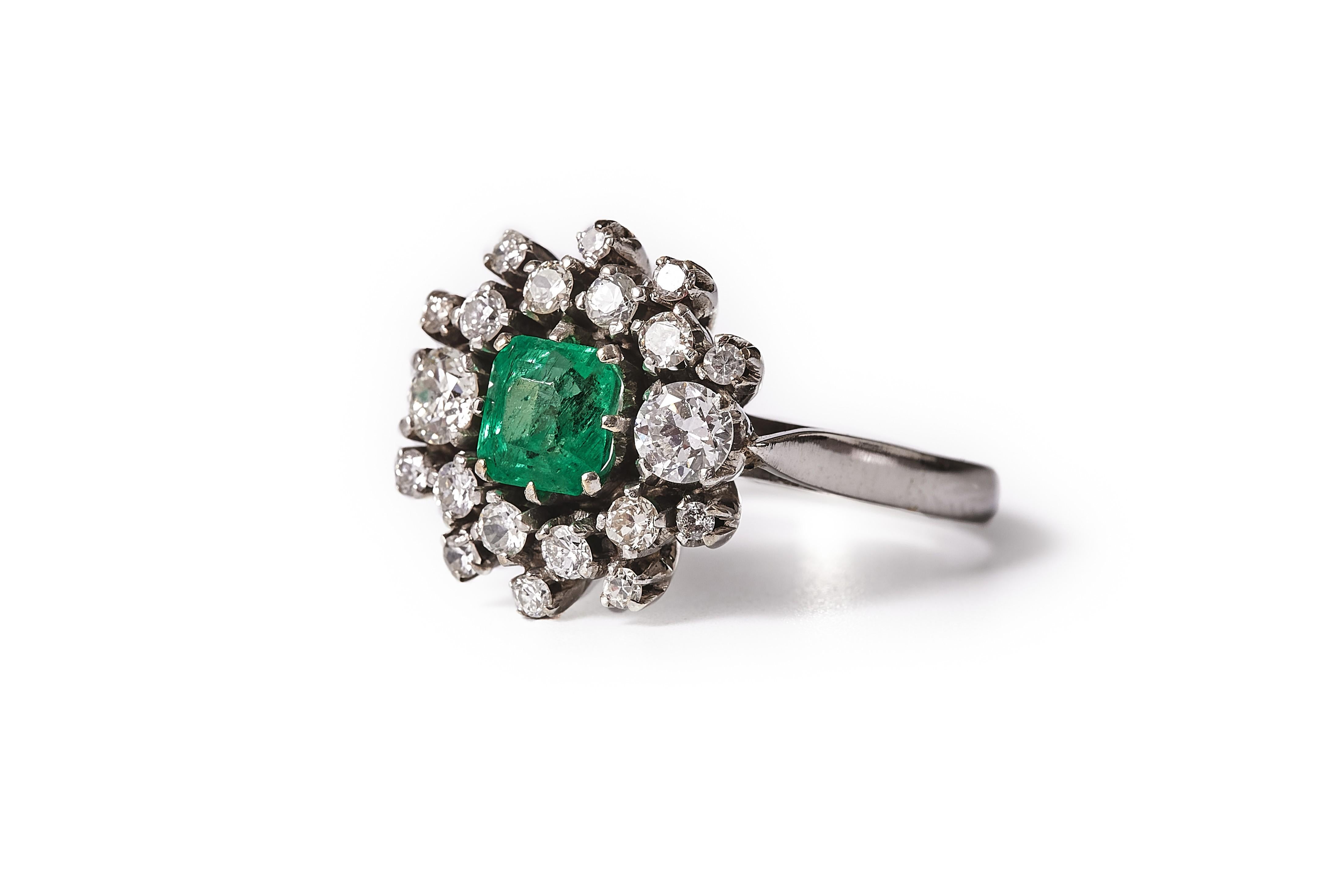 1960er Jahre Smaragd- und Diamant-Cluster-Ring „Starburst“ (Smaragdschliff) im Angebot